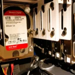 Nhiều ổ cứng HDD được sắp xếp trong khay đựng