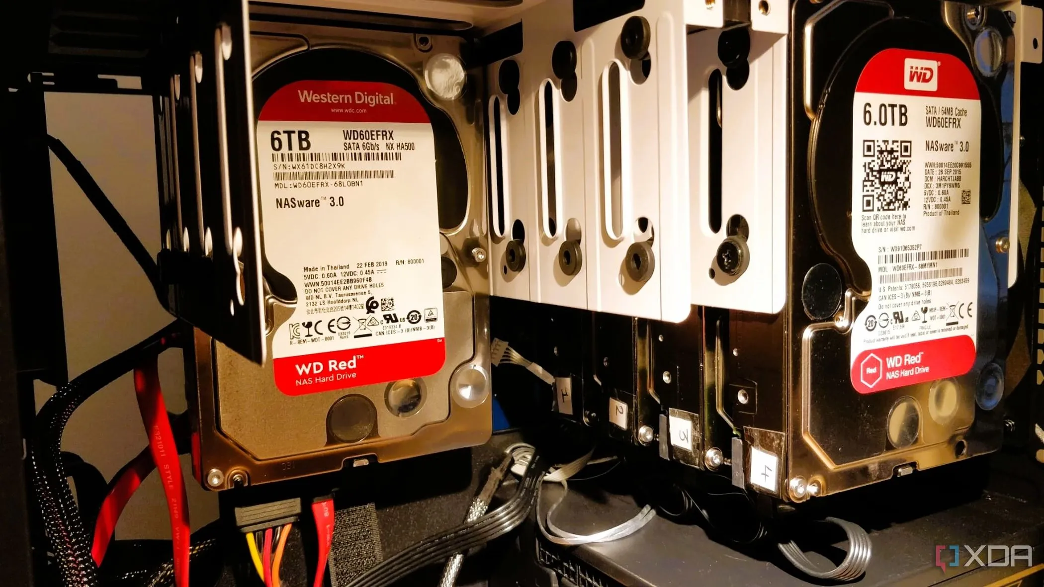 Nhiều ổ cứng HDD được sắp xếp trong khay đựng