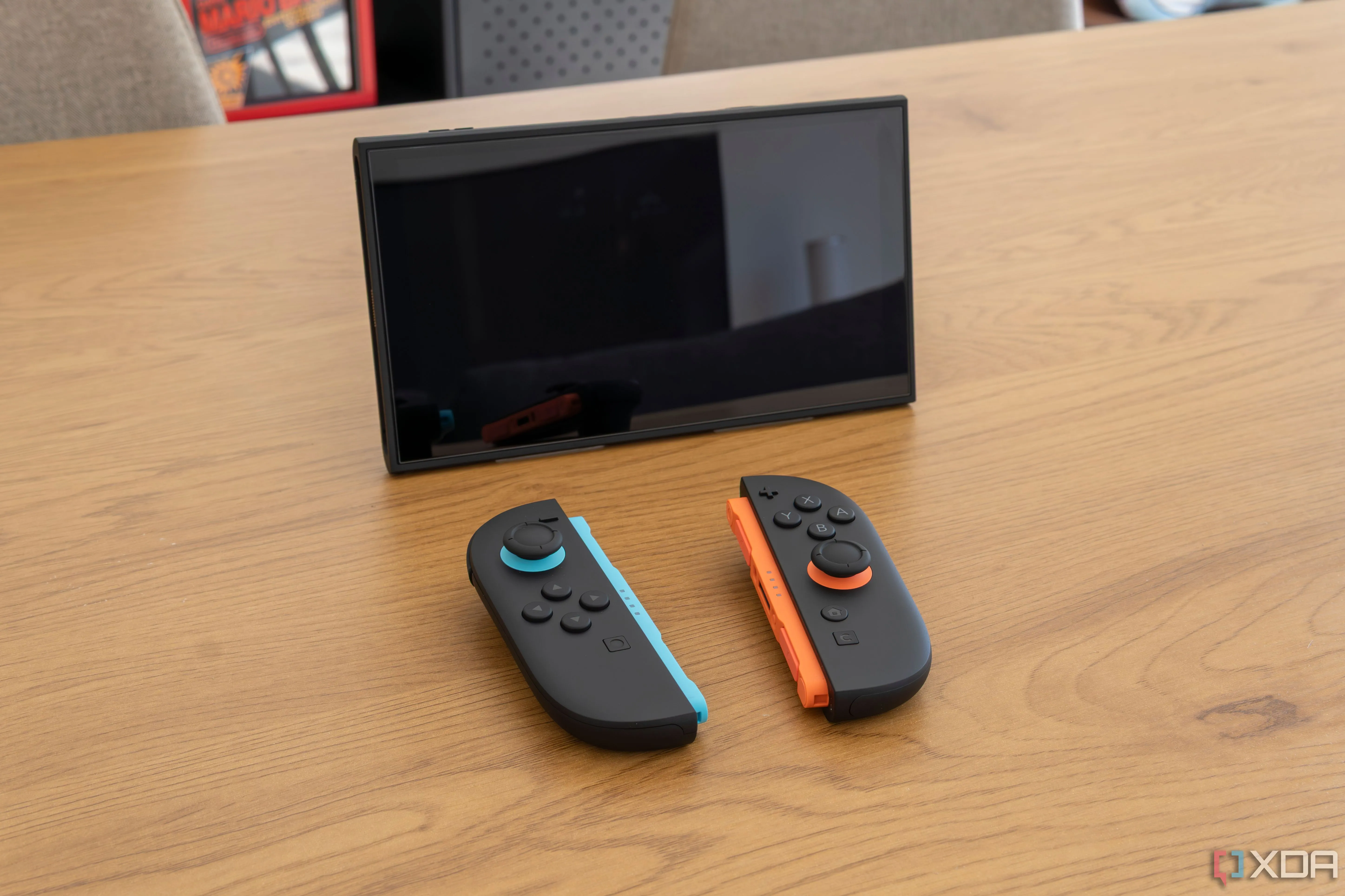 Nintendo Switch 2 ở chế độ tabletop cùng tay cầm Joy-Con, thể hiện tính đa dạng của dòng console bán chạy