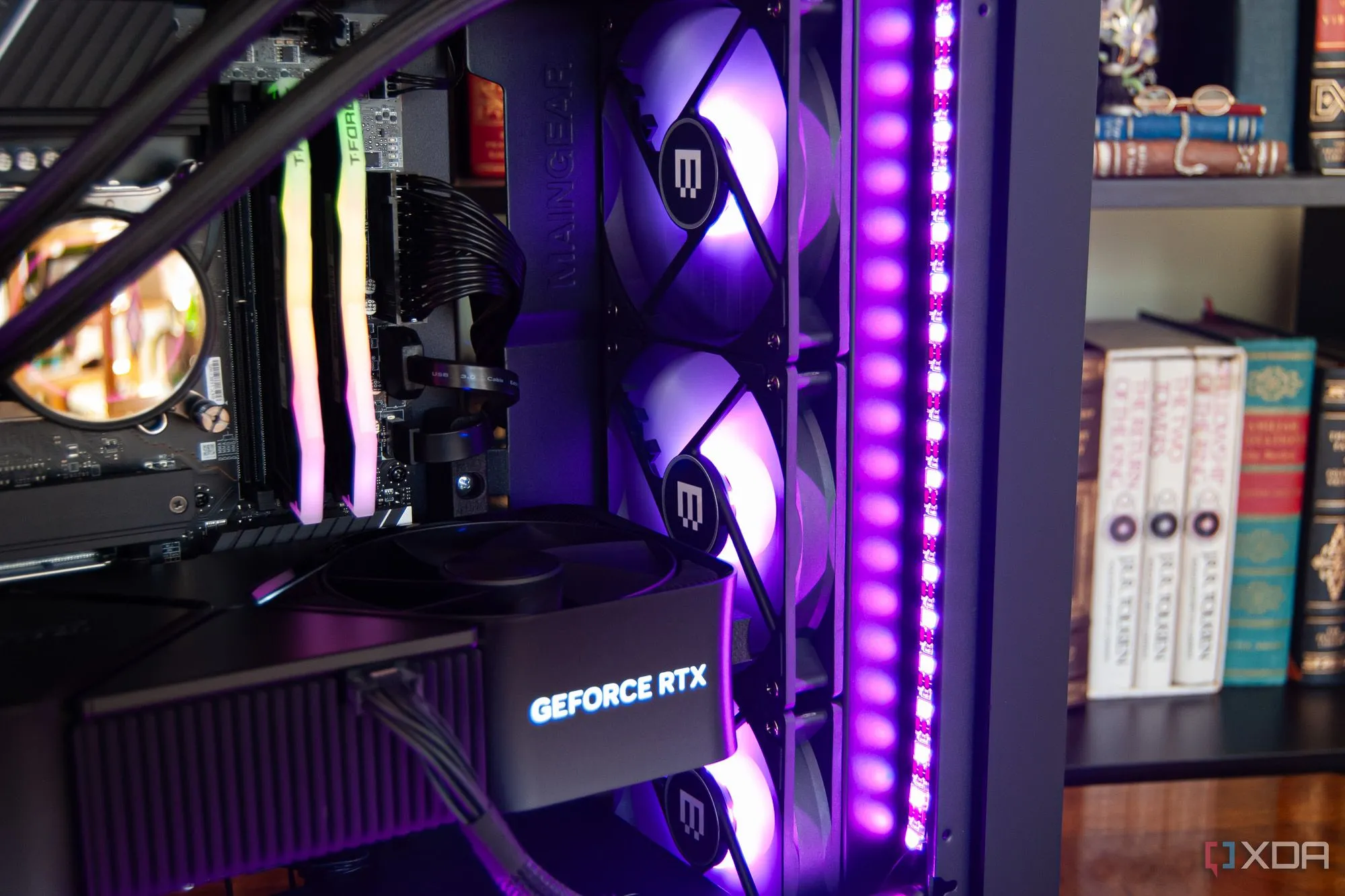 Quạt tản nhiệt AiO trong một bộ PC chơi game Maingear MG-1