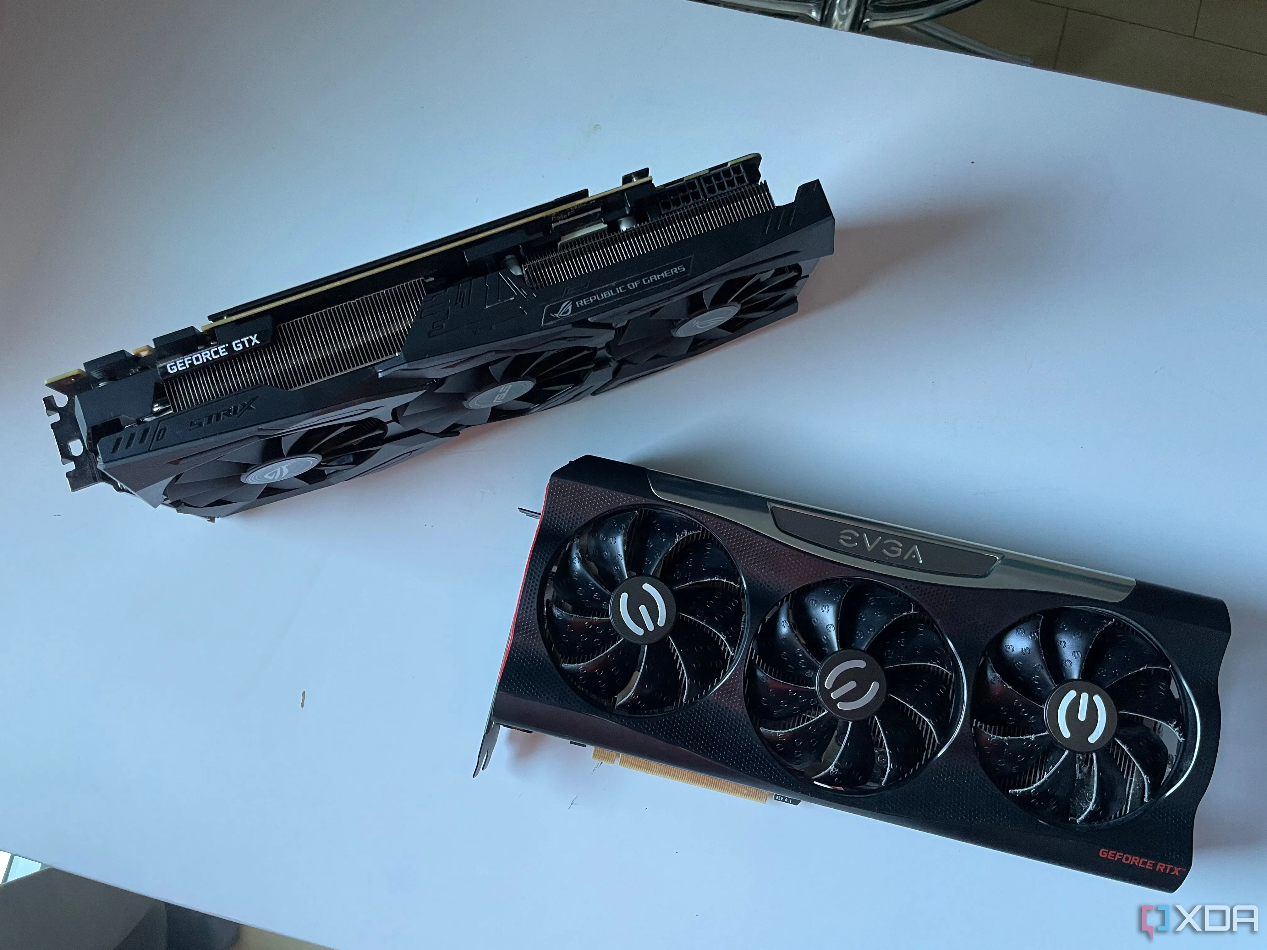 So sánh kích thước card đồ họa ASUS STRIX GTX 1080 Ti và EVGA RTX 3080 trên bàn