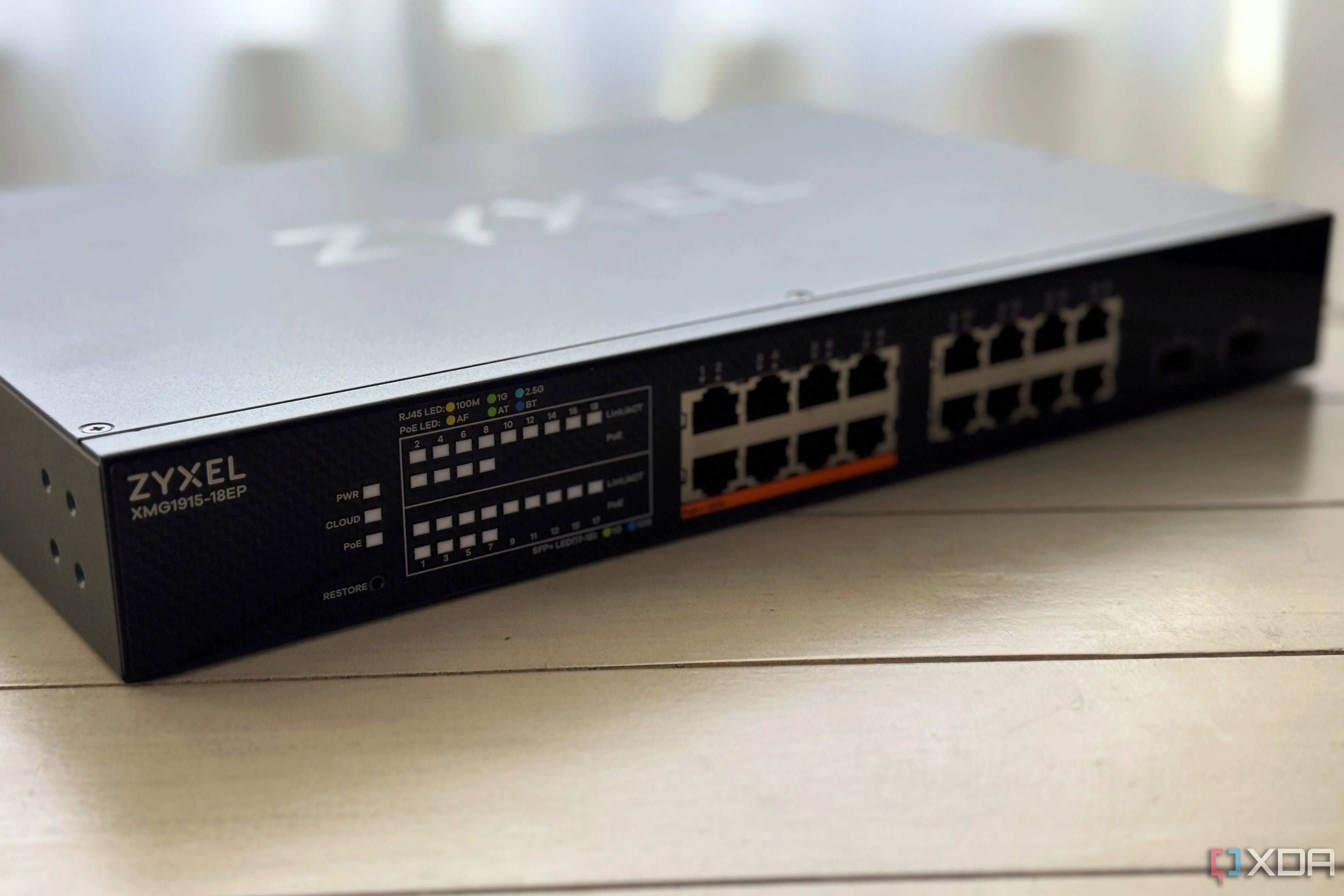 Switch mạng Zyxel cao cấp minh họa cấu trúc mạng phức tạp trong home lab