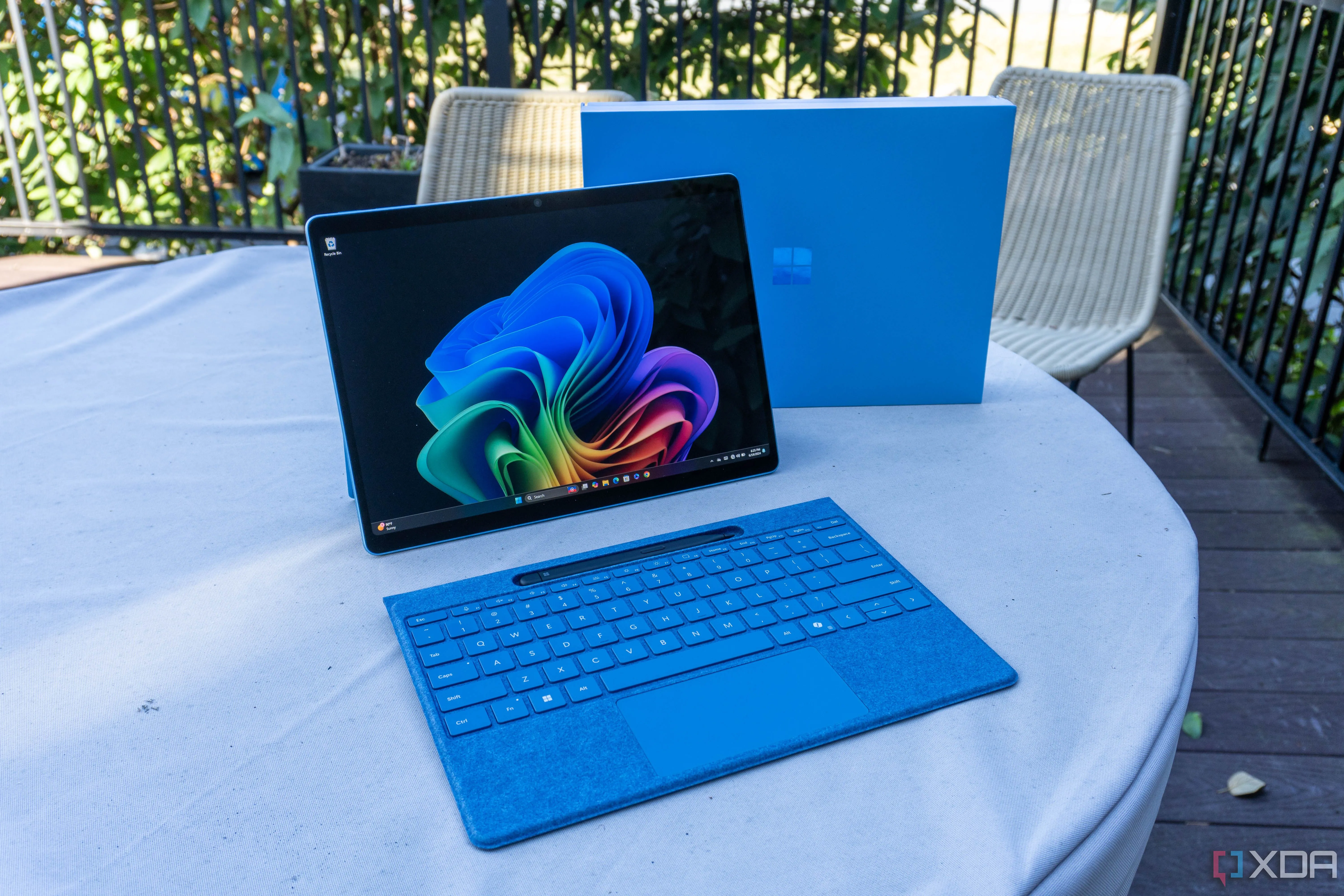 Thiết bị 2-in-1 Microsoft Surface Pro 11 hiển thị màn hình sống động