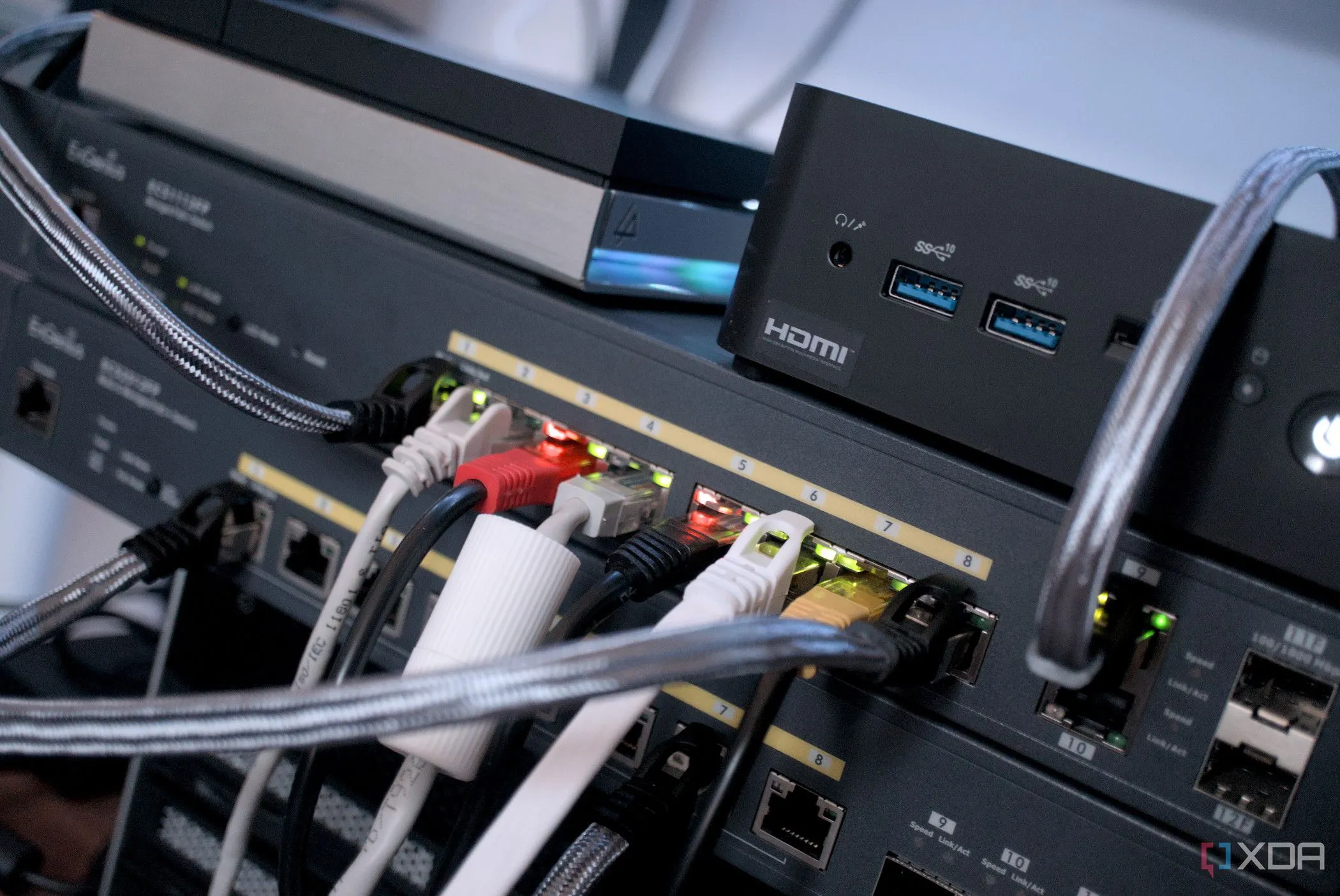 Thiết bị mạng gia đình gồm switch, NAS và router