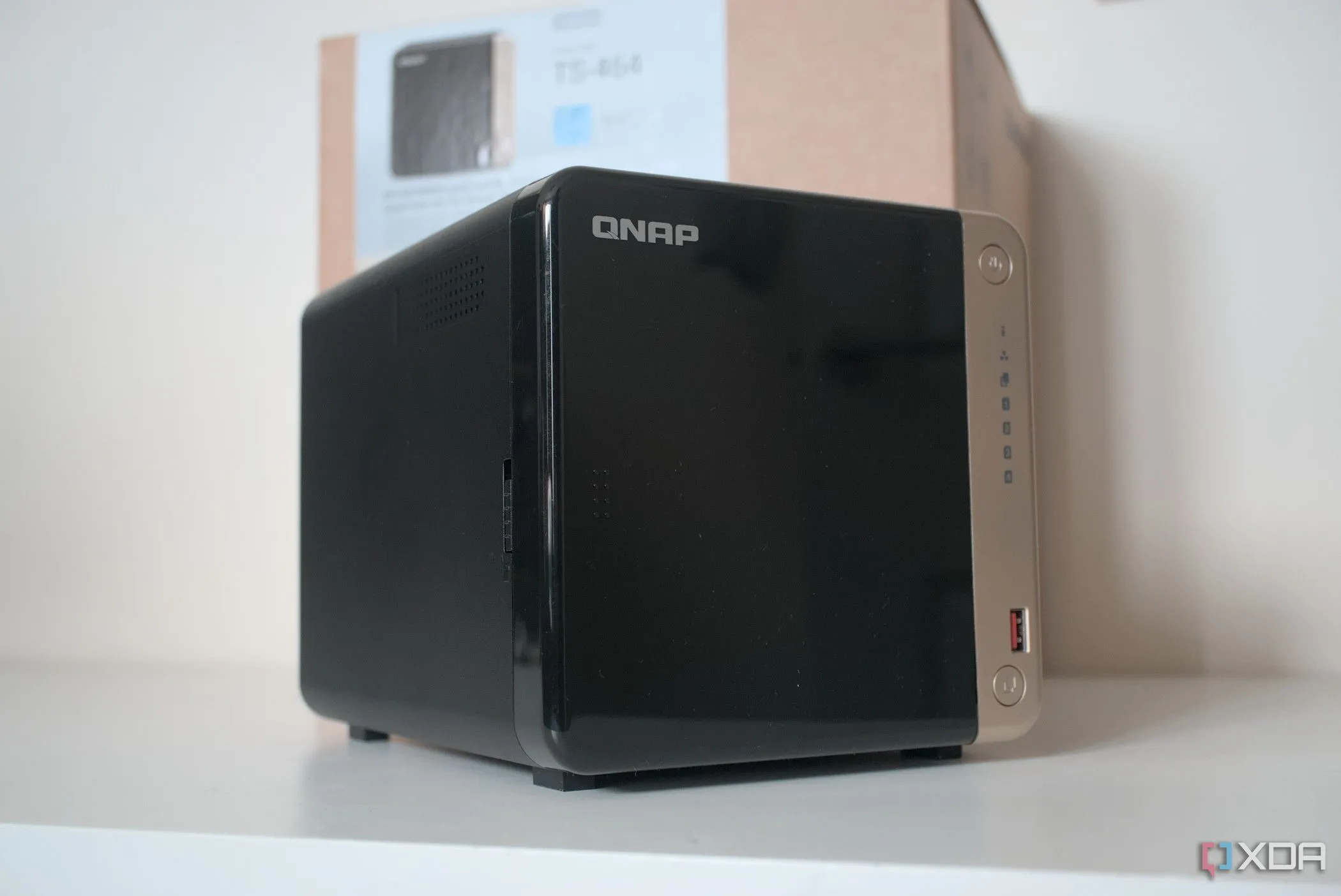 Thiết bị NAS QNAP TS-464 nhìn từ góc