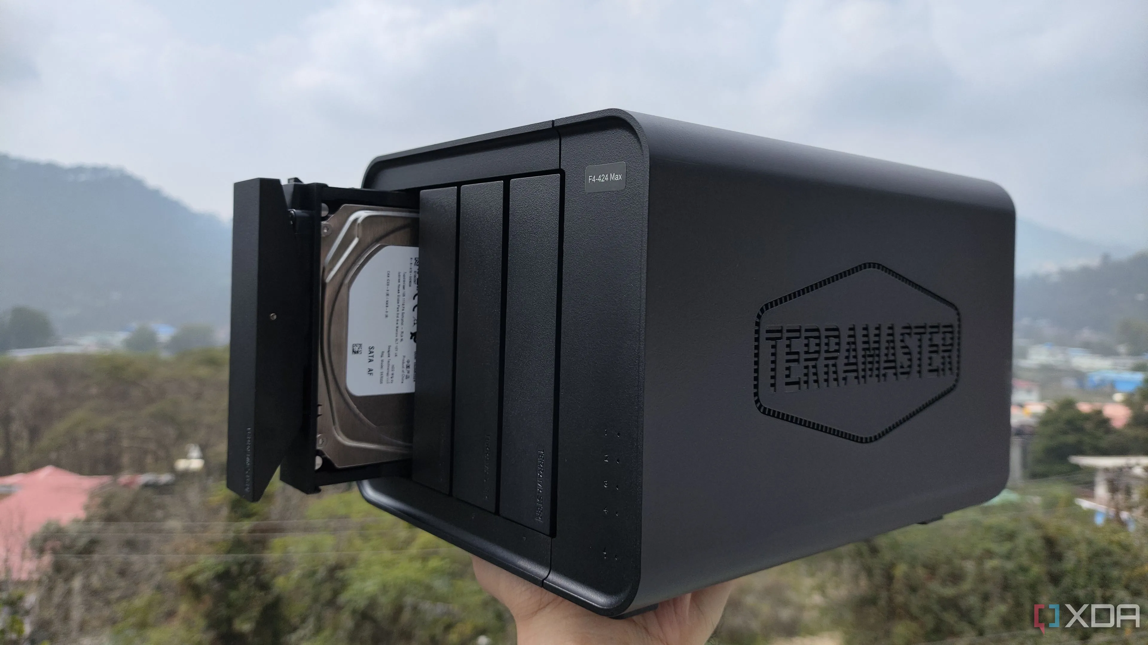 Thiết bị NAS TerraMaster F4-424 Max, đại diện cho giải pháp lưu trữ mạng iSCSI