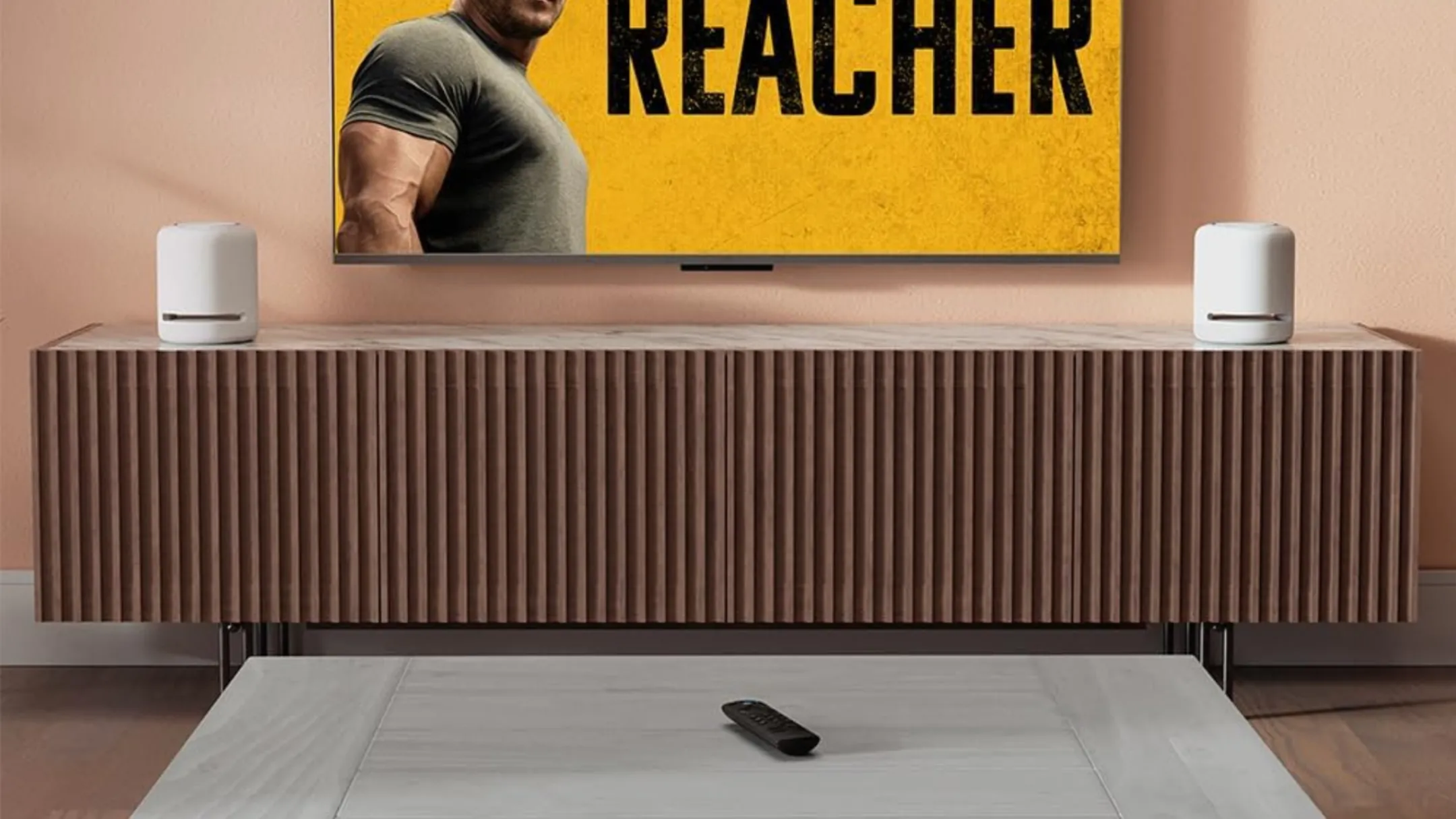 Thiết bị truyền hình Amazon Fire TV Stick 4K kết nối với TV trong phòng khách