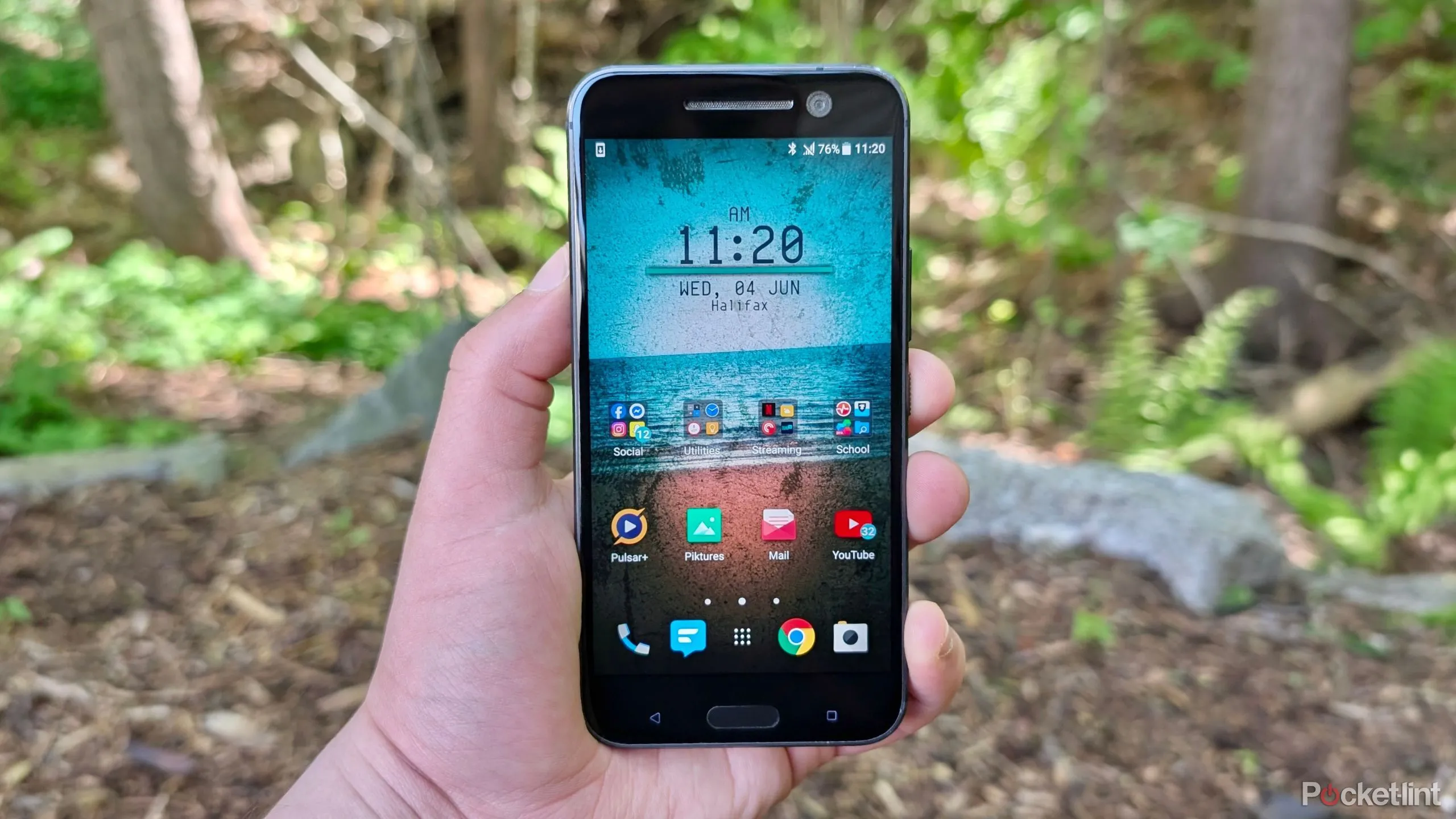 Thiết kế mặt lưng và cạnh vát đặc trưng của điện thoại HTC 10