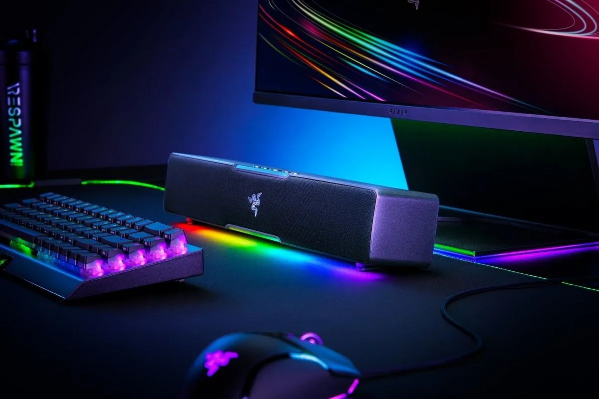 Ví dụ về góc PC sử dụng soundbar và các thiết bị ngoại vi khác