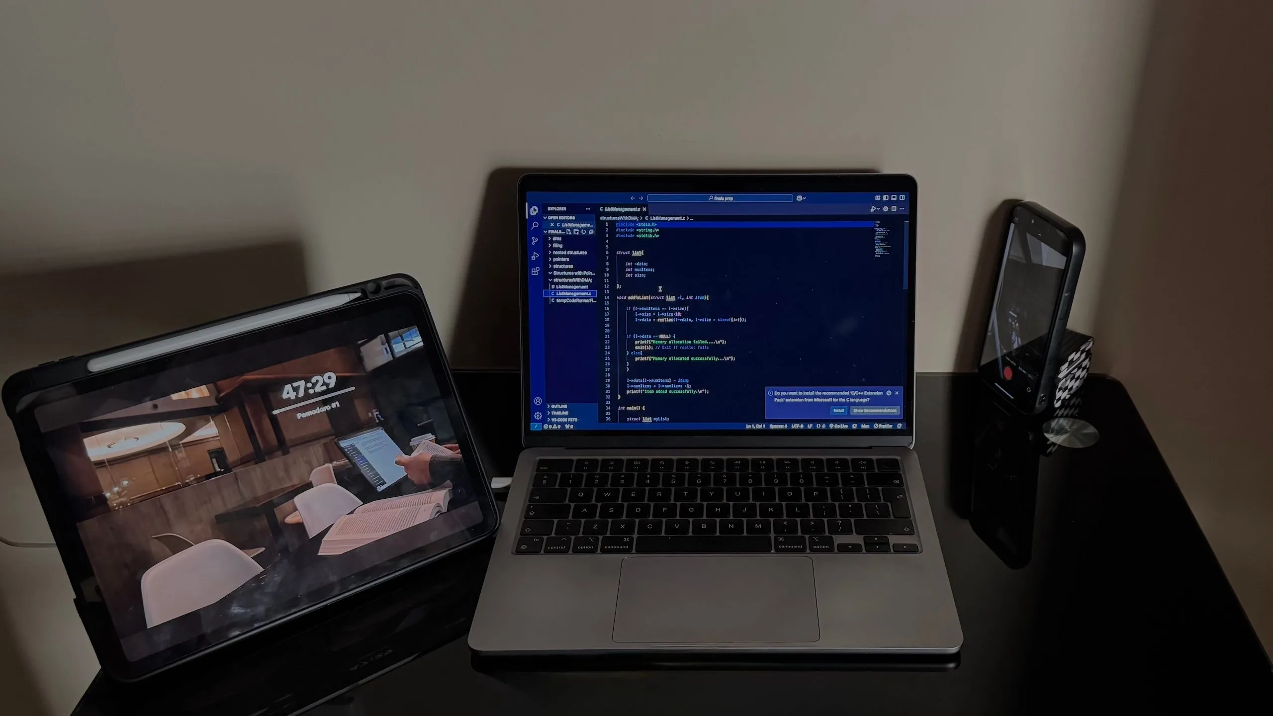 Bàn làm việc với iPad, iPhone và MacBook kết nối đa thiết bị