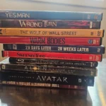 Bộ sưu tập đĩa DVD và Blu-ray đã qua sử dụng trên bàn kim loại