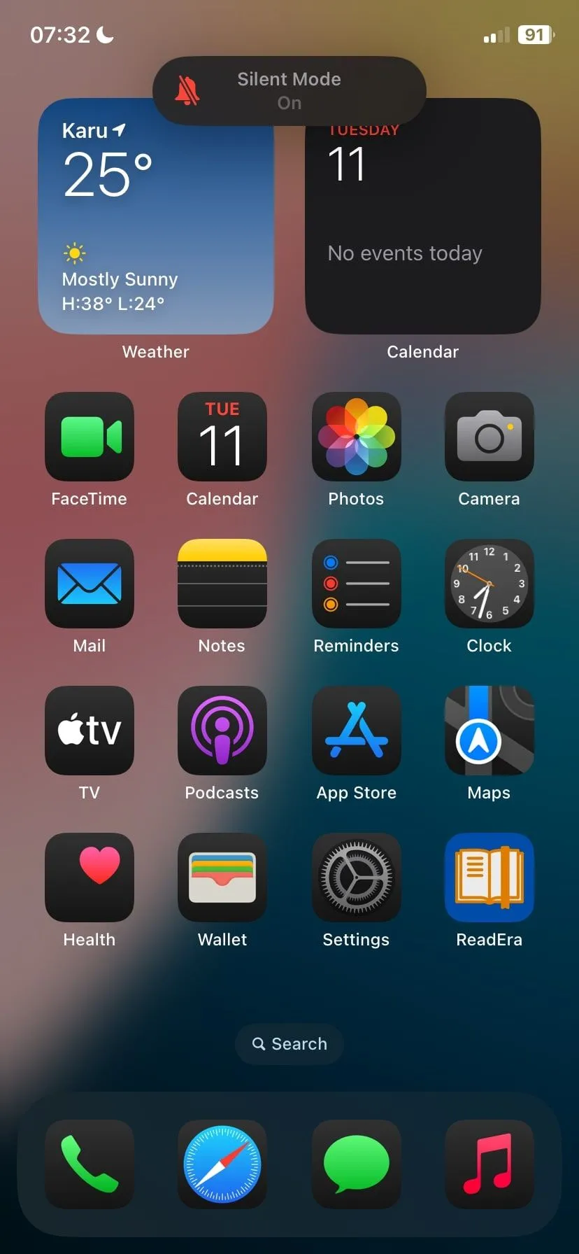 Chế độ im lặng trên iPhone được bật, hiển thị biểu tượng thông báo im lặng trên màn hình