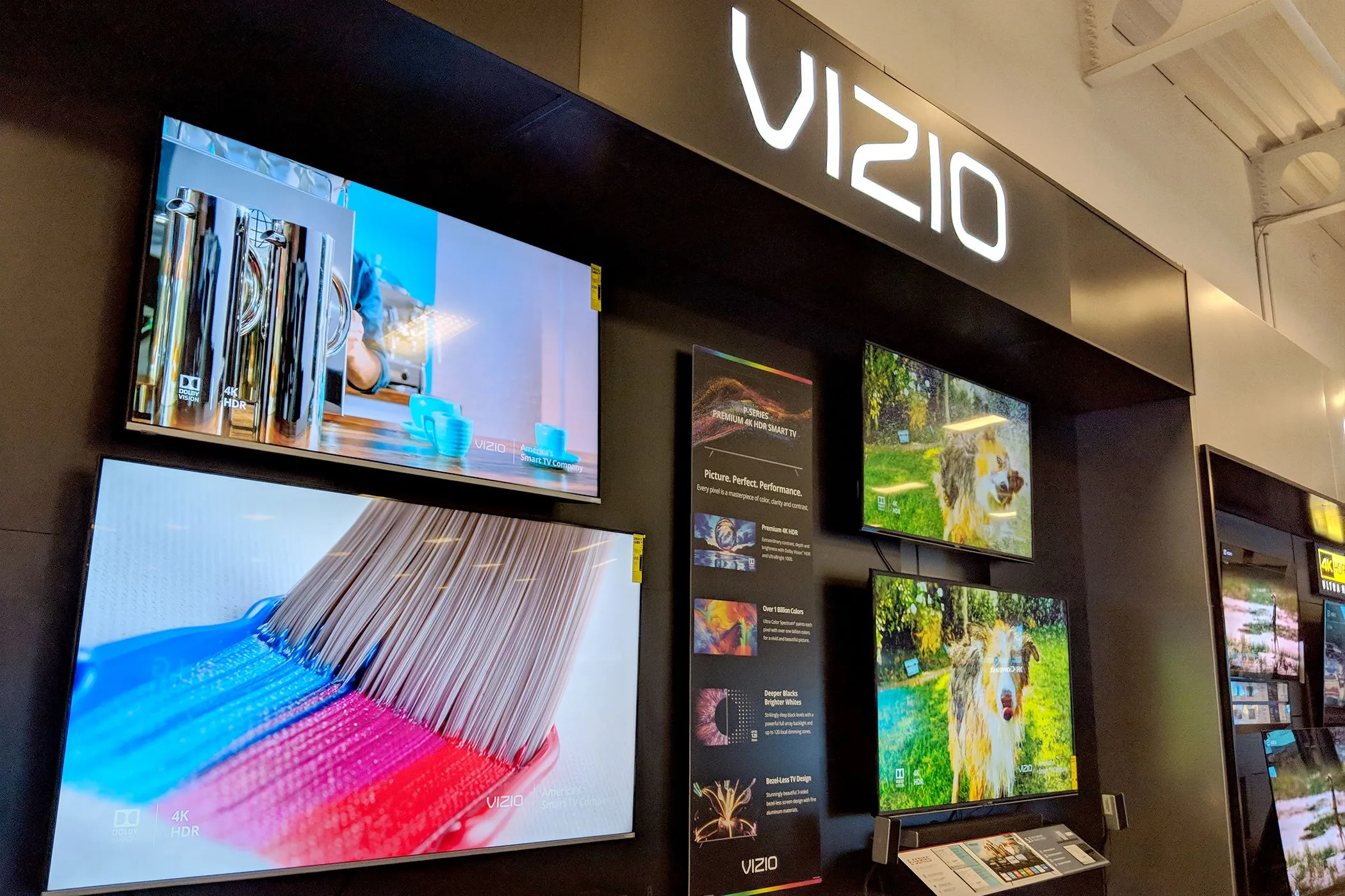 Dãy TV Vizio được trưng bày tại cửa hàng bán lẻ, thể hiện sự đa dạng sản phẩm và chất lượng bền bỉ của Smart TV