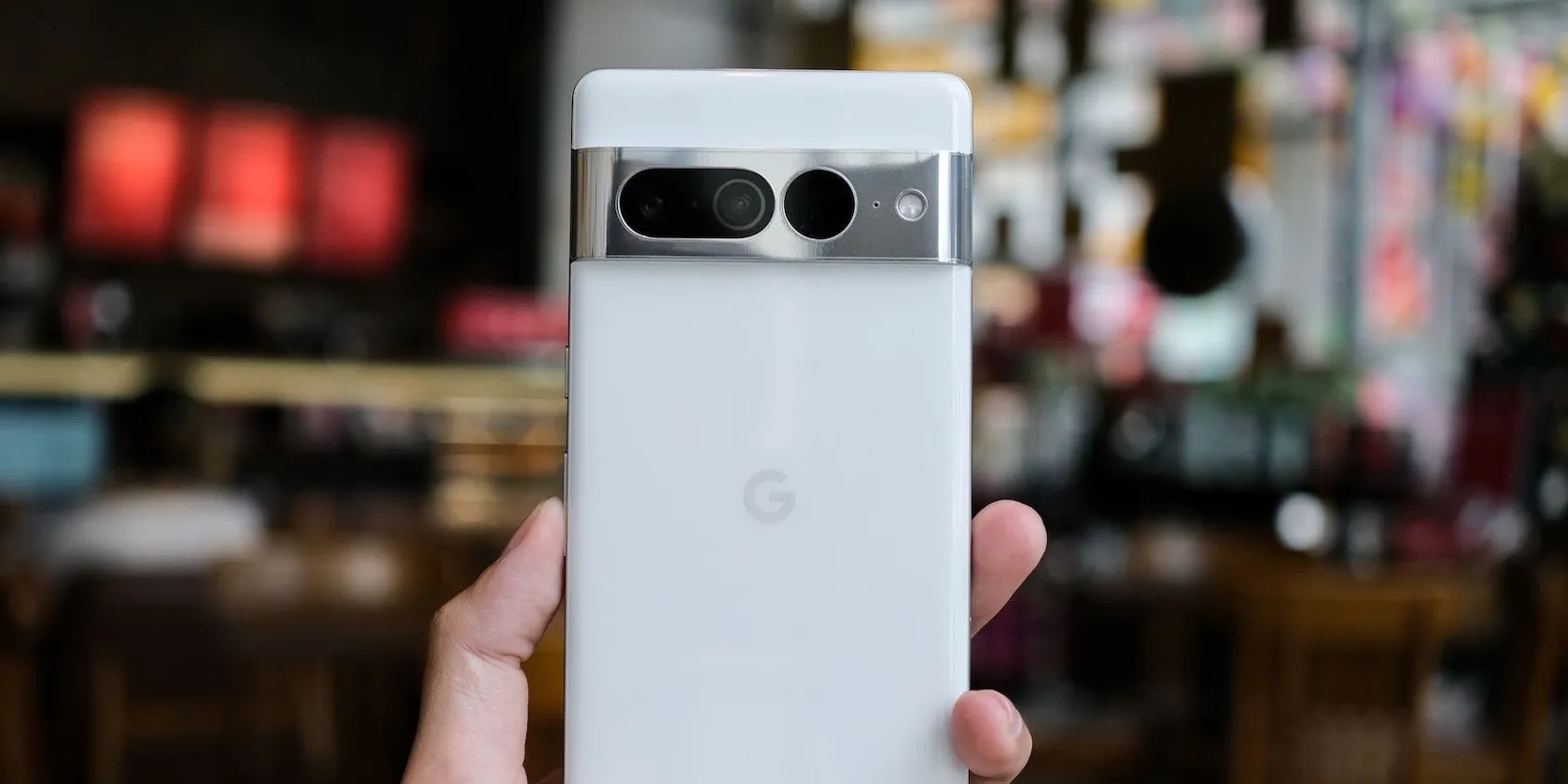 Điện thoại Google Pixel 7 Pro đang thực hiện tính năng sạc ngược không dây cho thiết bị khác