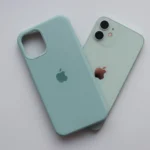 Điện thoại iPhone 12 màu xanh bạc hà và ốp lưng Apple Silicone, biểu tượng cho việc tối ưu thiết bị công nghệ cũ.