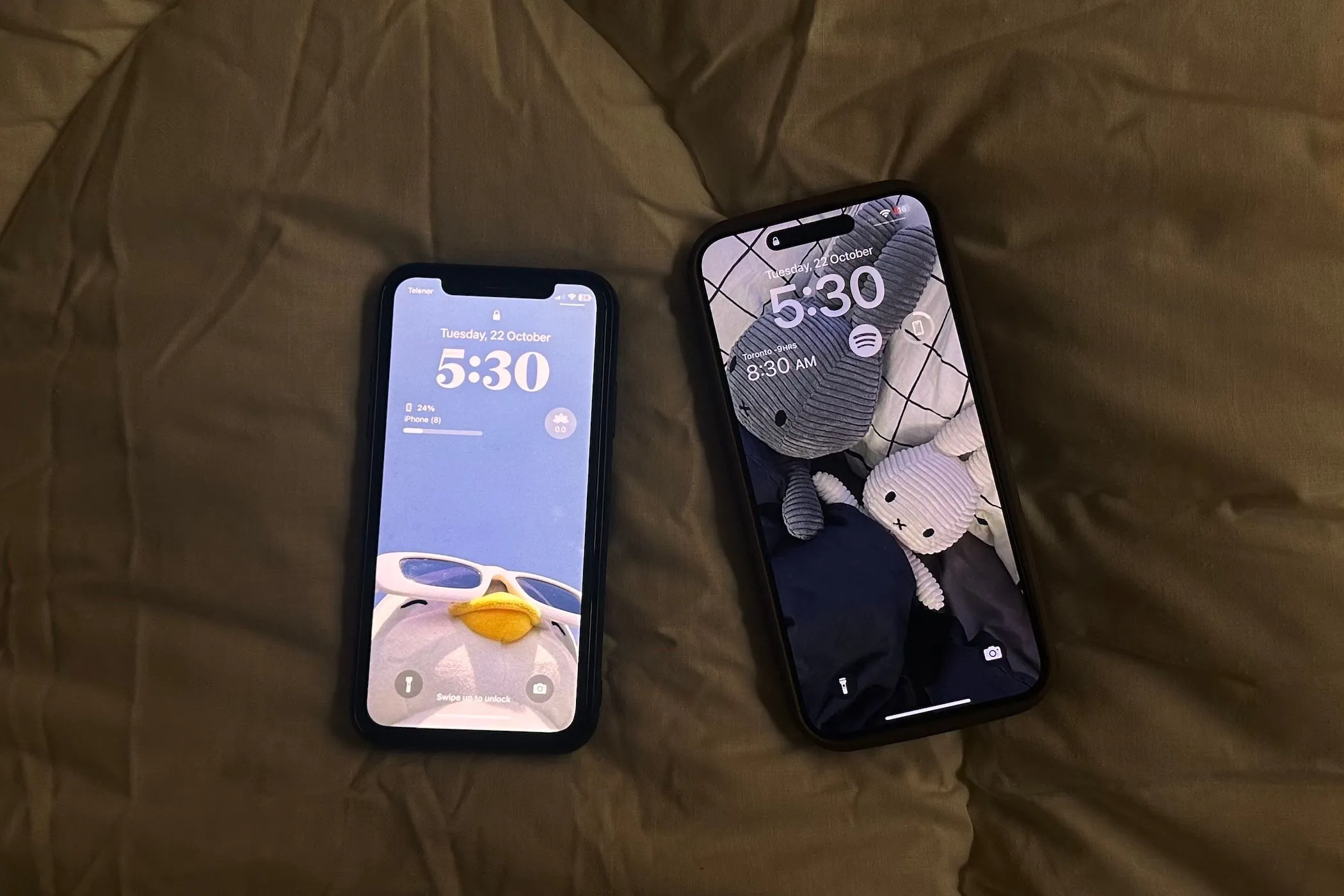 Điện thoại iPhone X và iPhone 15 Pro Max trên nền vải, minh họa sự phát triển của thiết bị Apple