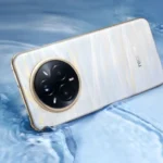 Điện thoại Realme 14 Pro Plus màu trắng đang đổi sang xanh khi gặp lạnh, thể hiện tính năng đổi màu thermochromic độc đáo.