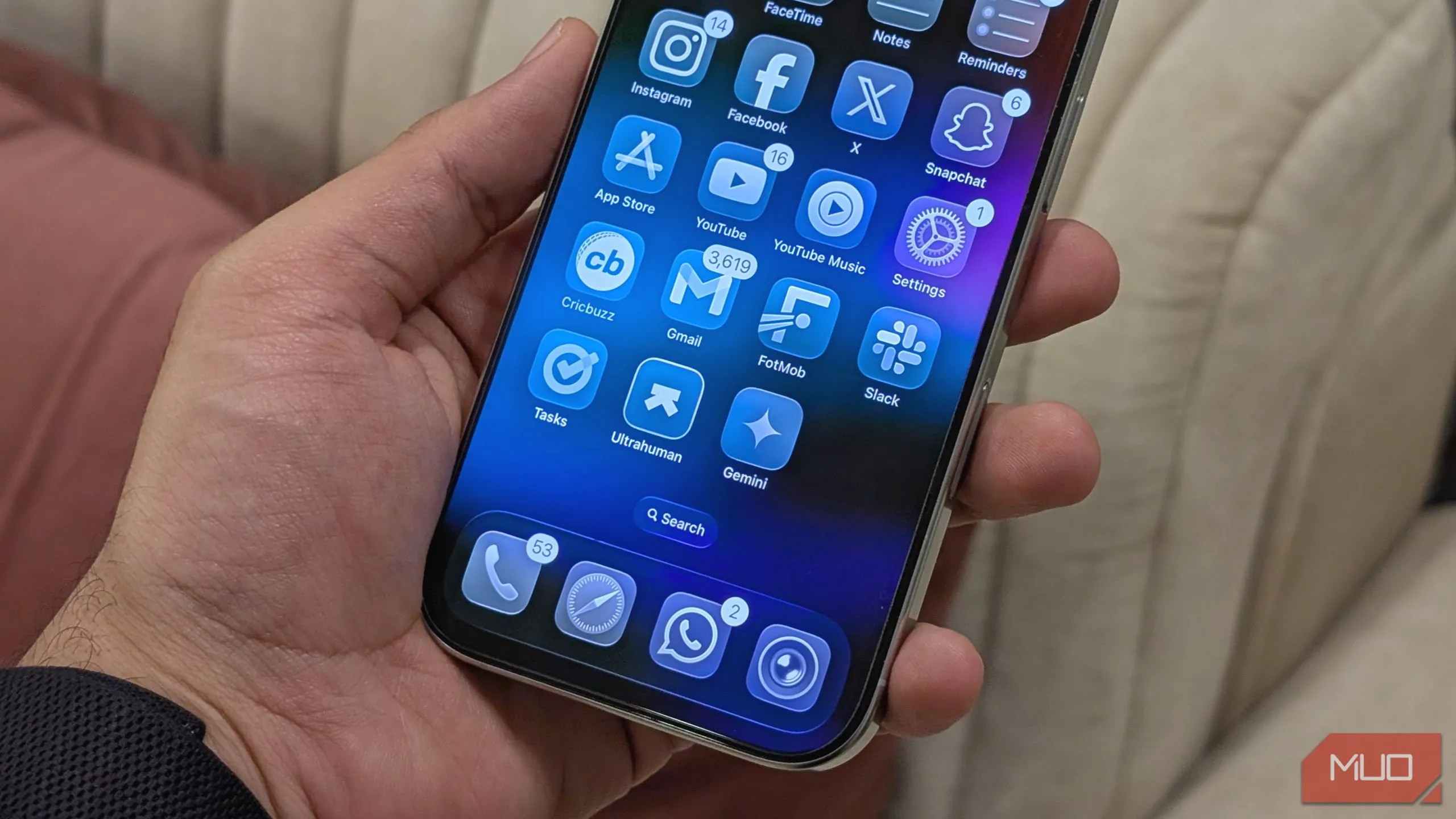 Giao diện &quot;Liquid Glass Design&quot; của iOS 26 hiển thị trên màn hình chính iPhone với hiệu ứng kính lỏng