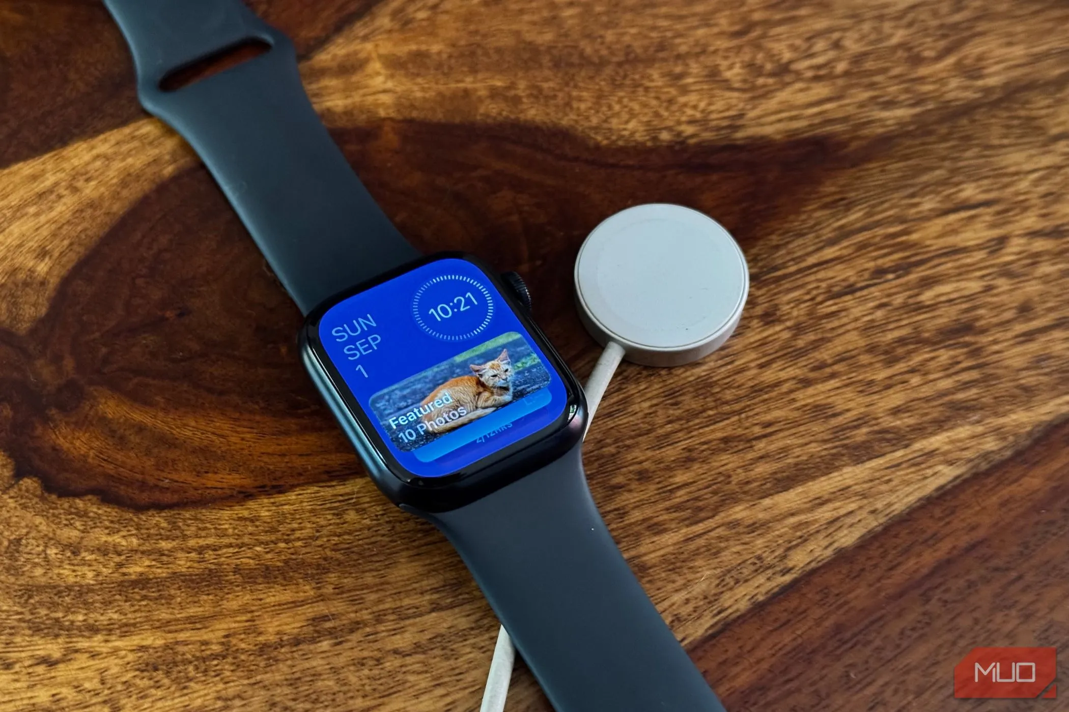 Giao diện tiện ích Apple Watch đang sạc, biểu tượng cho sự đồng bộ cập nhật phần mềm