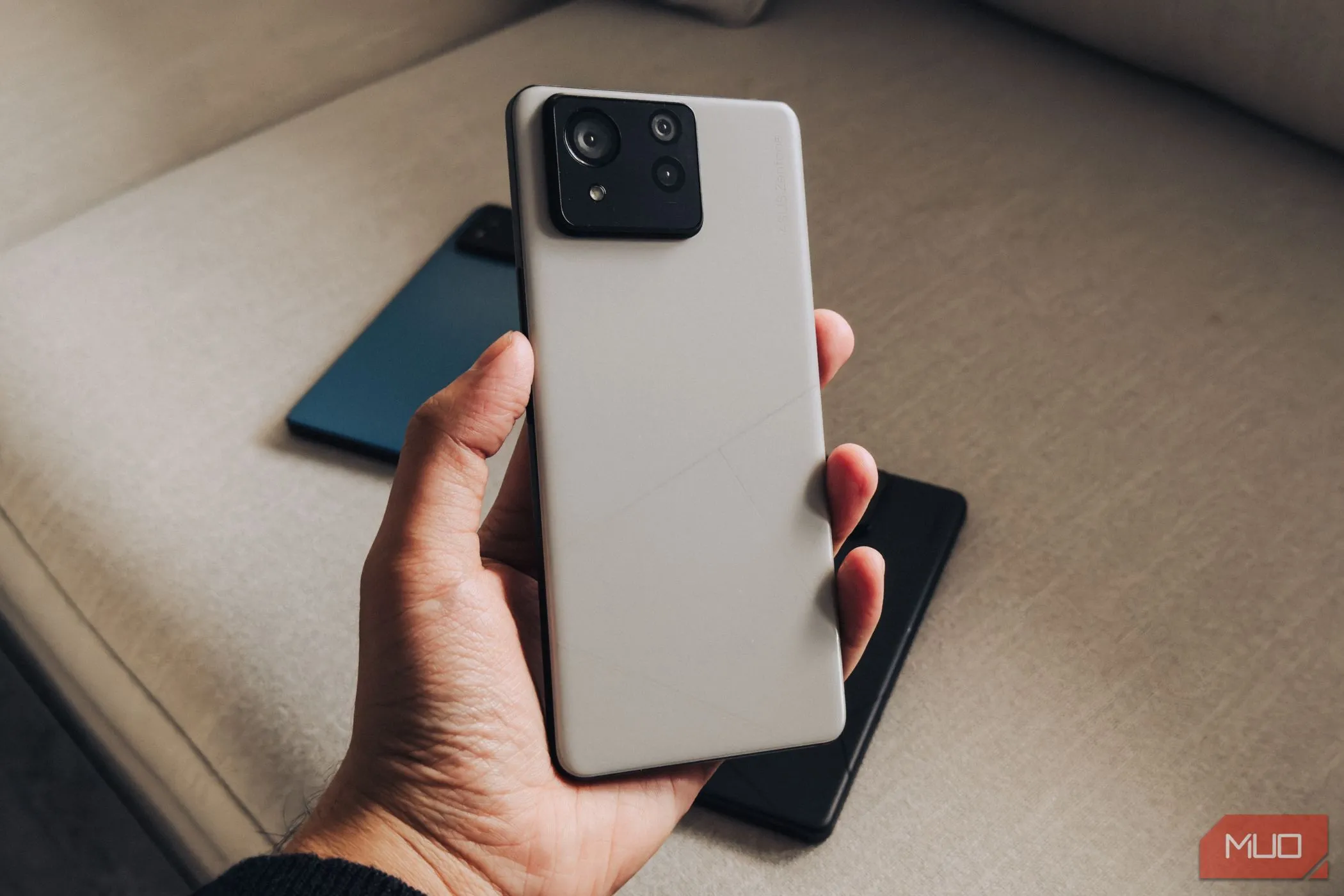 Hình ảnh mặt lưng kính của điện thoại ASUS Zenfone 11 Ultra, thể hiện thiết kế sang trọng