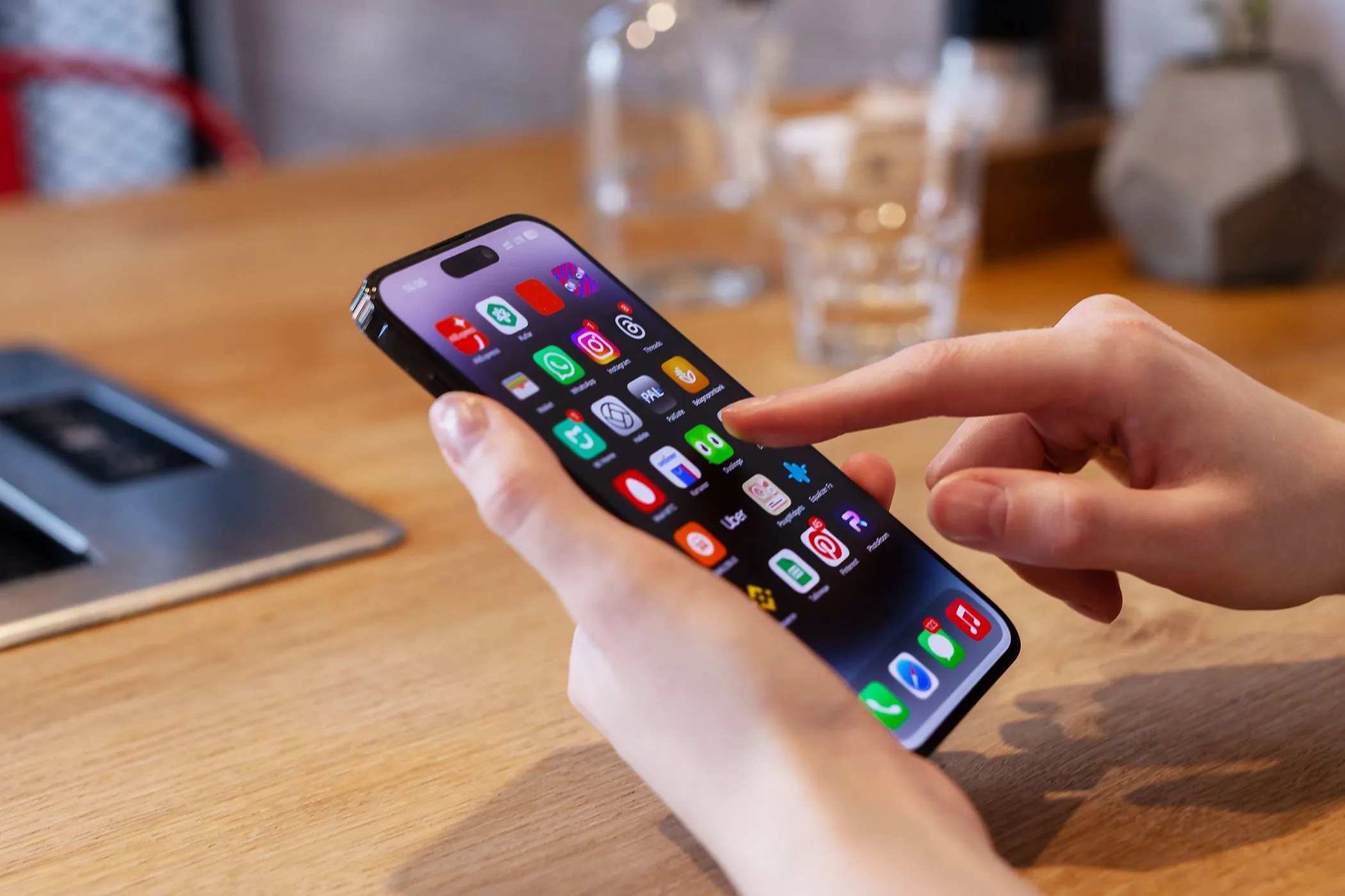 Hình ảnh một người đang tập trung sử dụng iPhone, thể hiện trải nghiệm người dùng sau khi tối ưu hiệu suất thiết bị.