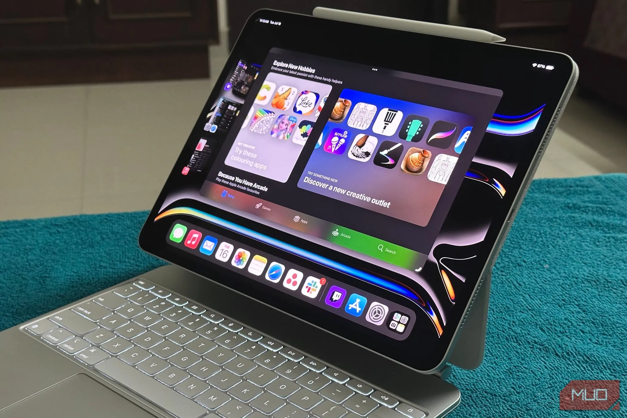iPad Pro với Stage Manager và Magic Keyboard, minh họa hệ sinh thái khép kín của Apple.