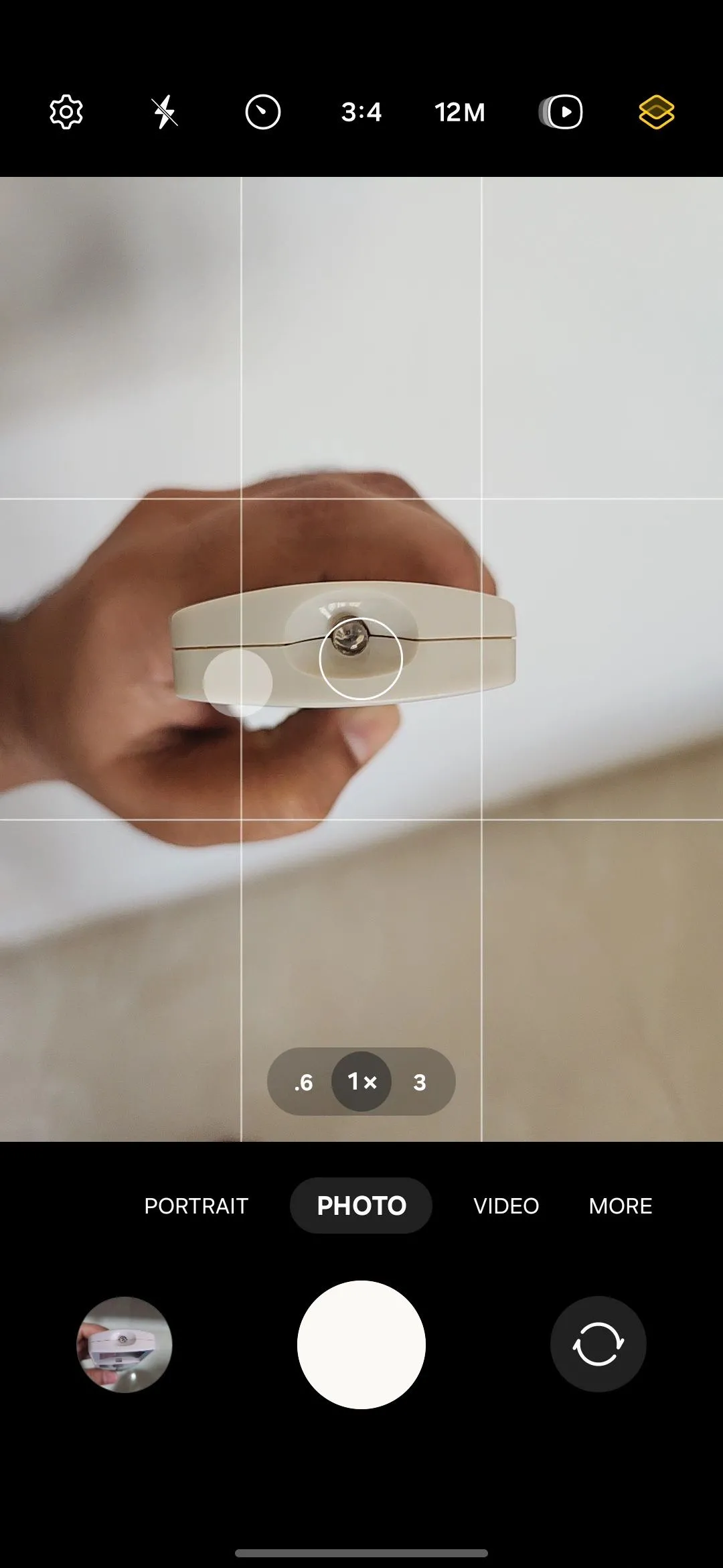 Màn hình camera điện thoại Android hiển thị ánh sáng hồng ngoại từ cảm biến điều khiển từ xa đang hoạt động