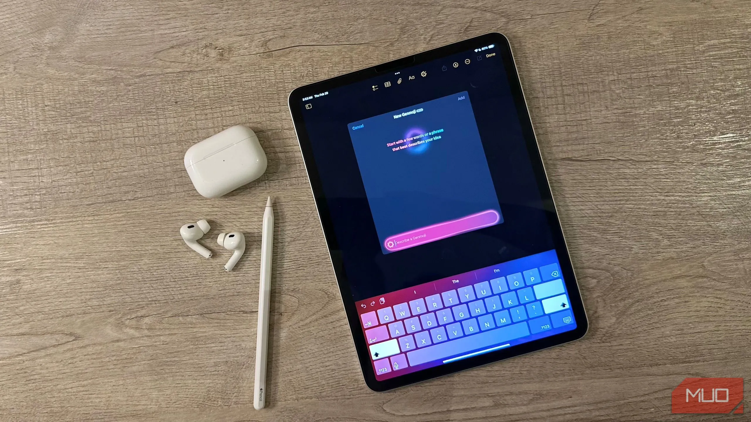 Màn hình iPad hiển thị Genmoji, kèm theo AirPods và Apple Pencil, biểu tượng của hệ sinh thái phụ kiện Apple