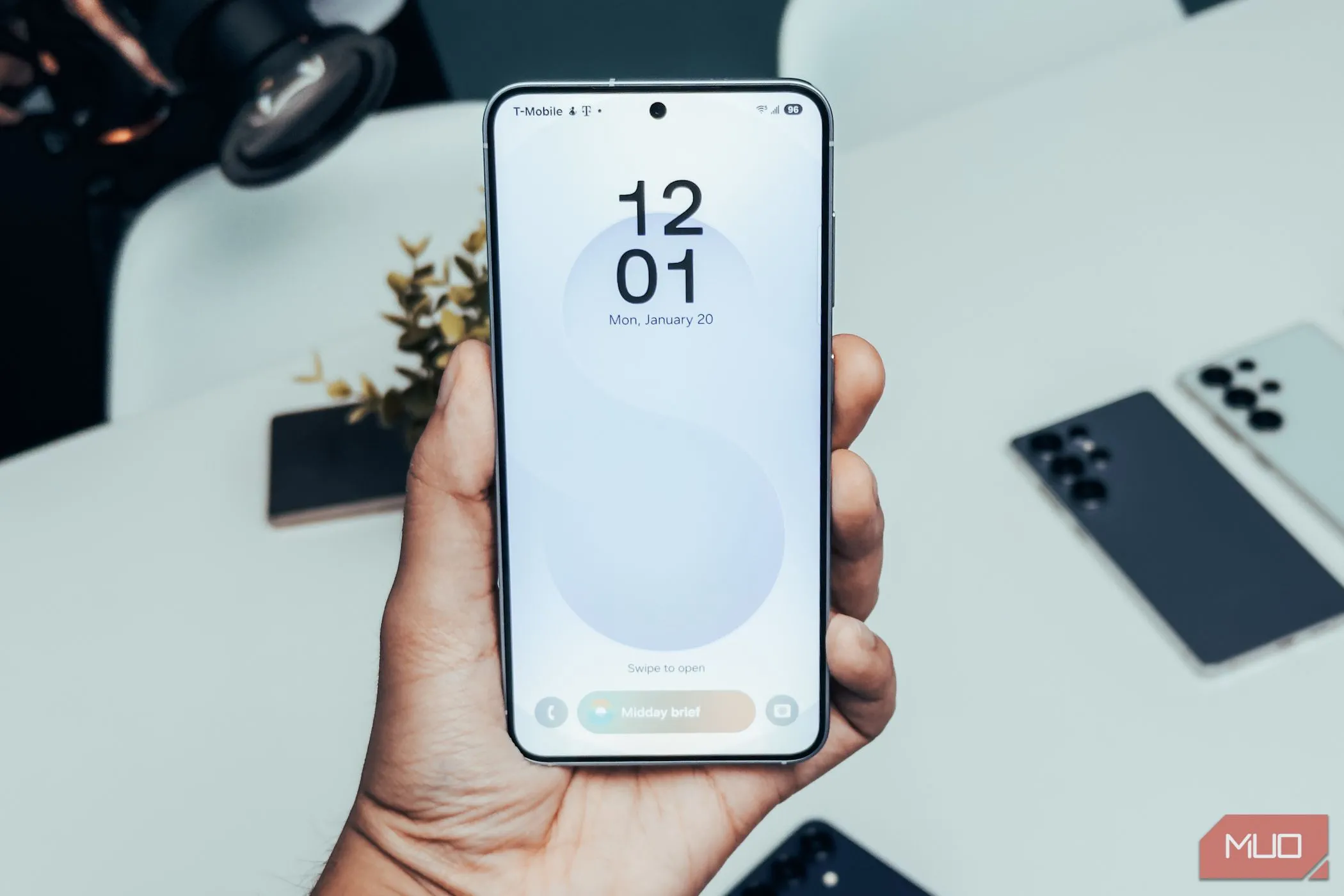 Màn hình khóa Samsung Galaxy S25 trong tay hiển thị Now Bar