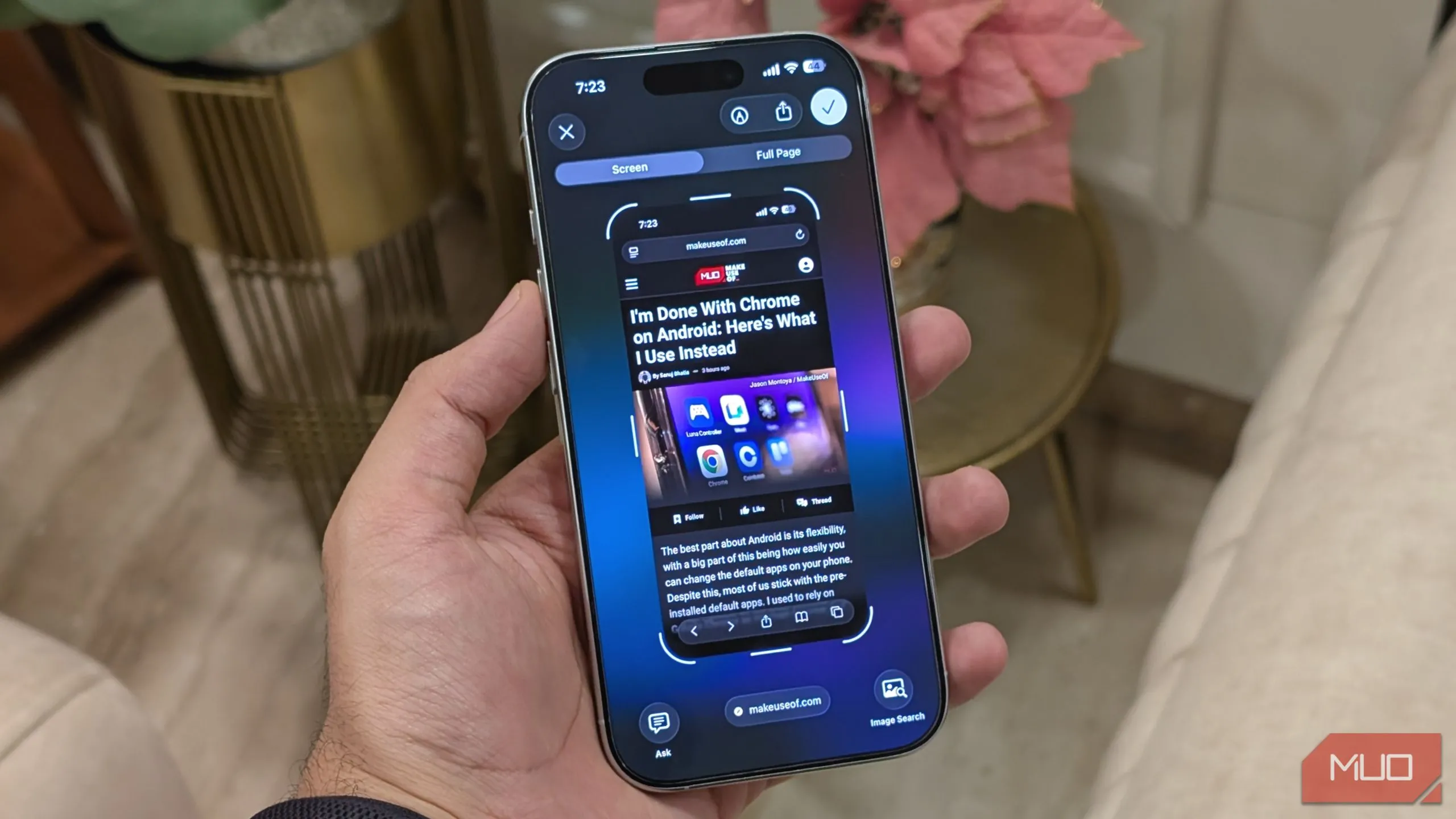Minh họa tính năng Visual Intelligence trên iOS 26, hiển thị gợi ý tìm kiếm dựa trên hình ảnh chụp màn hình