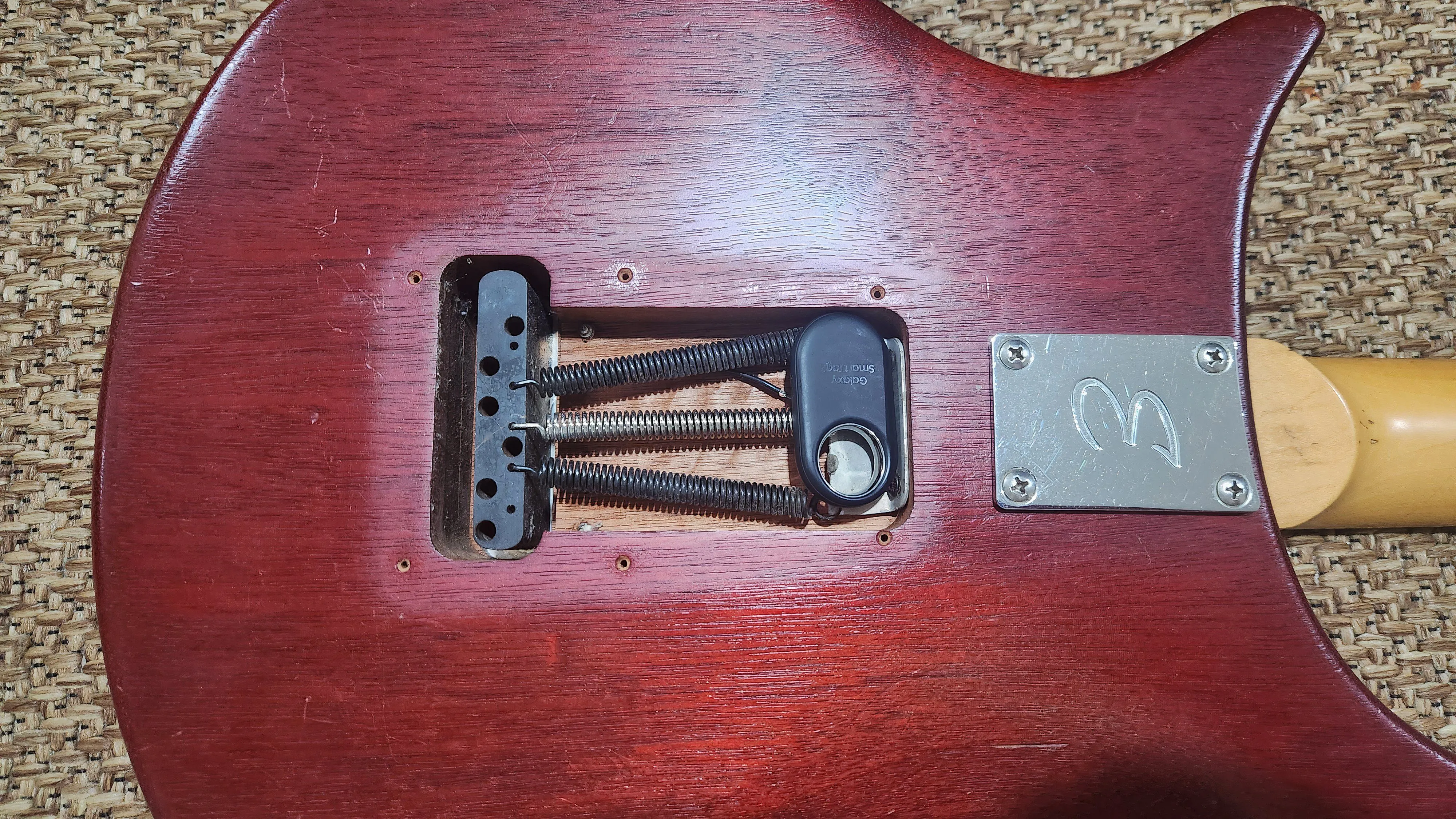 Một thiết bị theo dõi được đặt bên trong khoang cộng hưởng của đàn guitar, giúp bảo vệ nhạc cụ có giá trị.