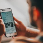 Người dùng đang duyệt web trên điện thoại Android, hình ảnh minh họa vấn đề theo dõi dữ liệu