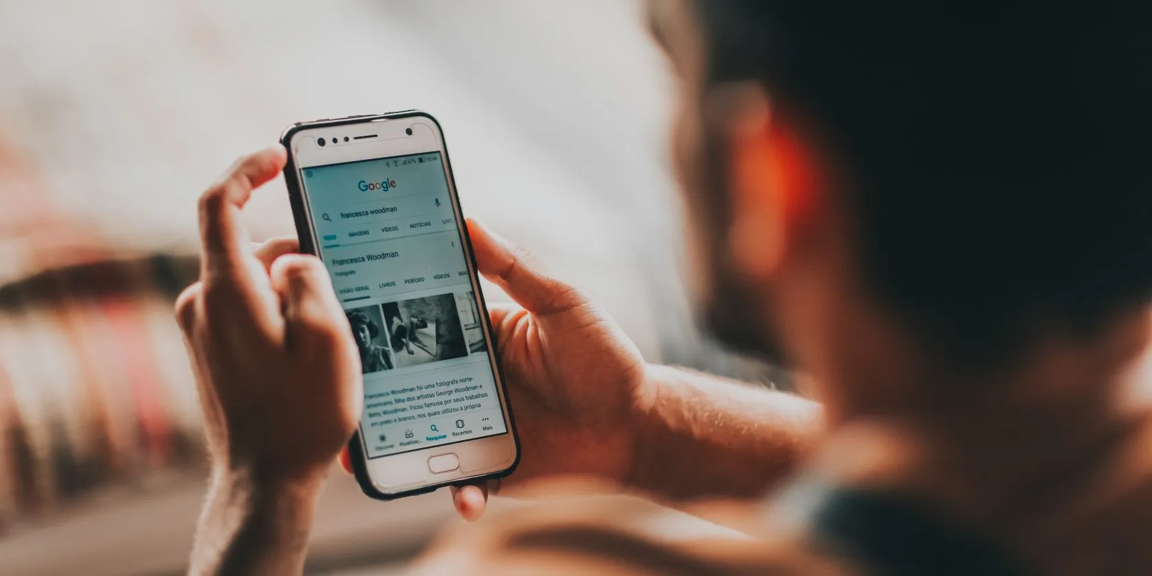 Người dùng đang duyệt web trên điện thoại Android, hình ảnh minh họa vấn đề theo dõi dữ liệu