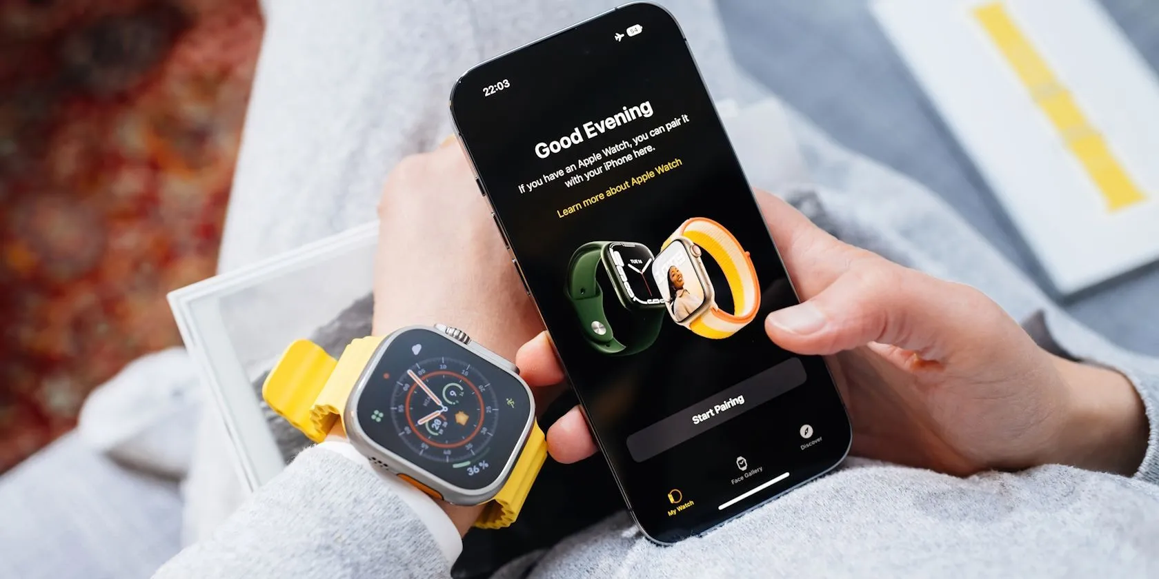 Người dùng đang ghép nối Apple Watch Ultra với iPhone, thể hiện sự đơn giản trong quy trình