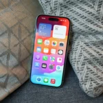 Người dùng đang tương tác với màn hình chính trên iPhone 15, biểu tượng ứng dụng và widget được hiển thị rõ ràng