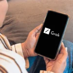 Người dùng đang xem giao diện Grok AI trên điện thoại thông minh, minh họa tính năng tích hợp X của Grok