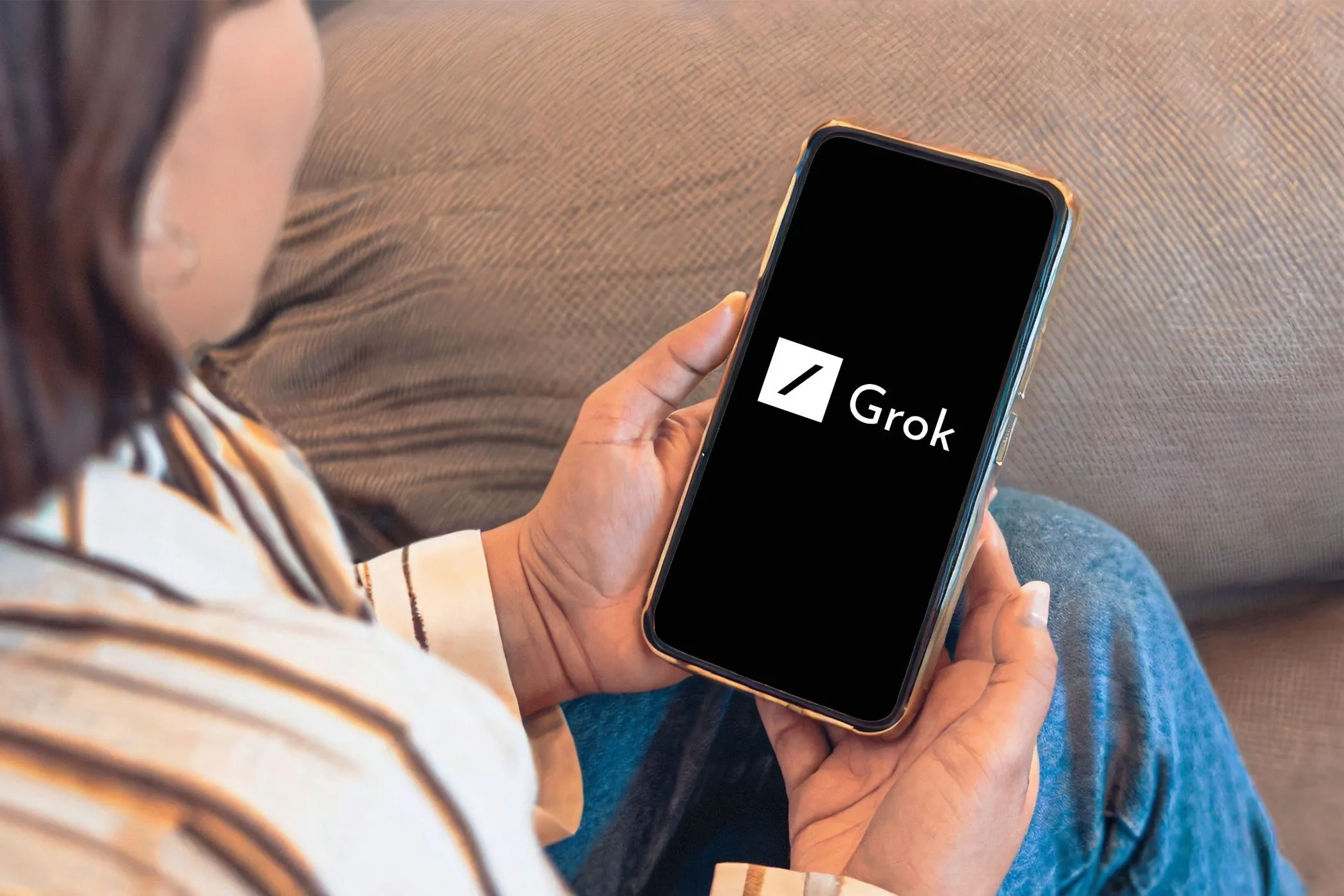 Người dùng đang xem giao diện Grok AI trên điện thoại thông minh, minh họa tính năng tích hợp X của Grok