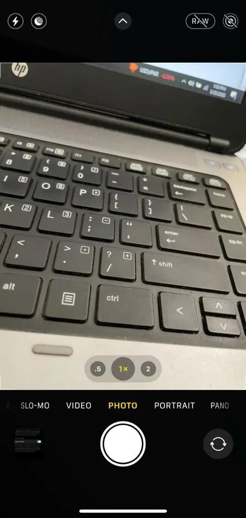 Nút RAW trong ứng dụng Camera iPhone, cho phép kích hoạt chụp ảnh định dạng ProRAW