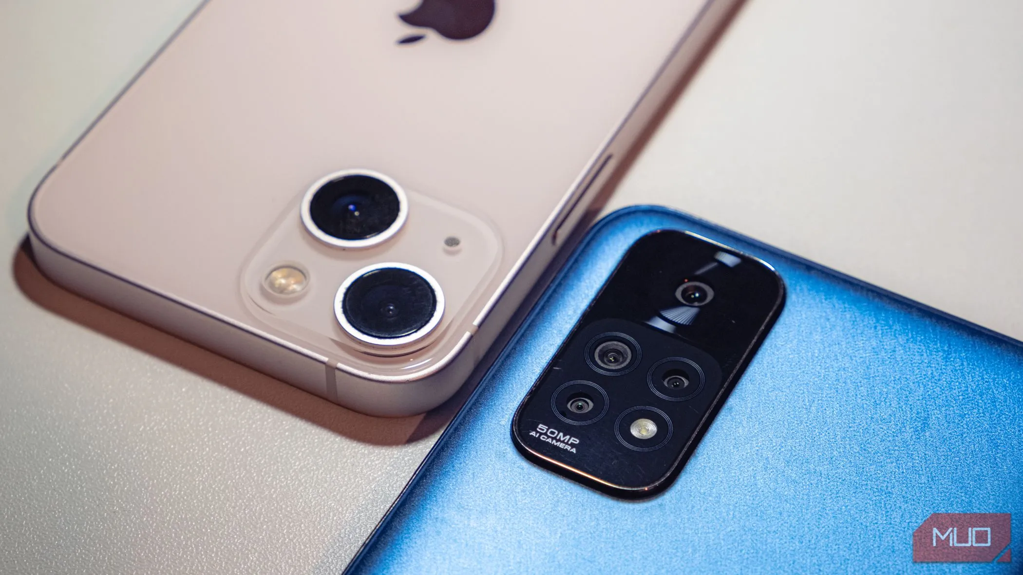 So sánh các cụm camera sau trên điện thoại, đặt cạnh nhau để thể hiện sự khác biệt về số lượng và bố cục ống kính