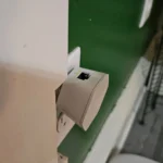 Thiết bị mở rộng sóng Wi-Fi (Xfinity xFi Pod) giúp tăng cường kết nối cho TV thông minh trong nhà.