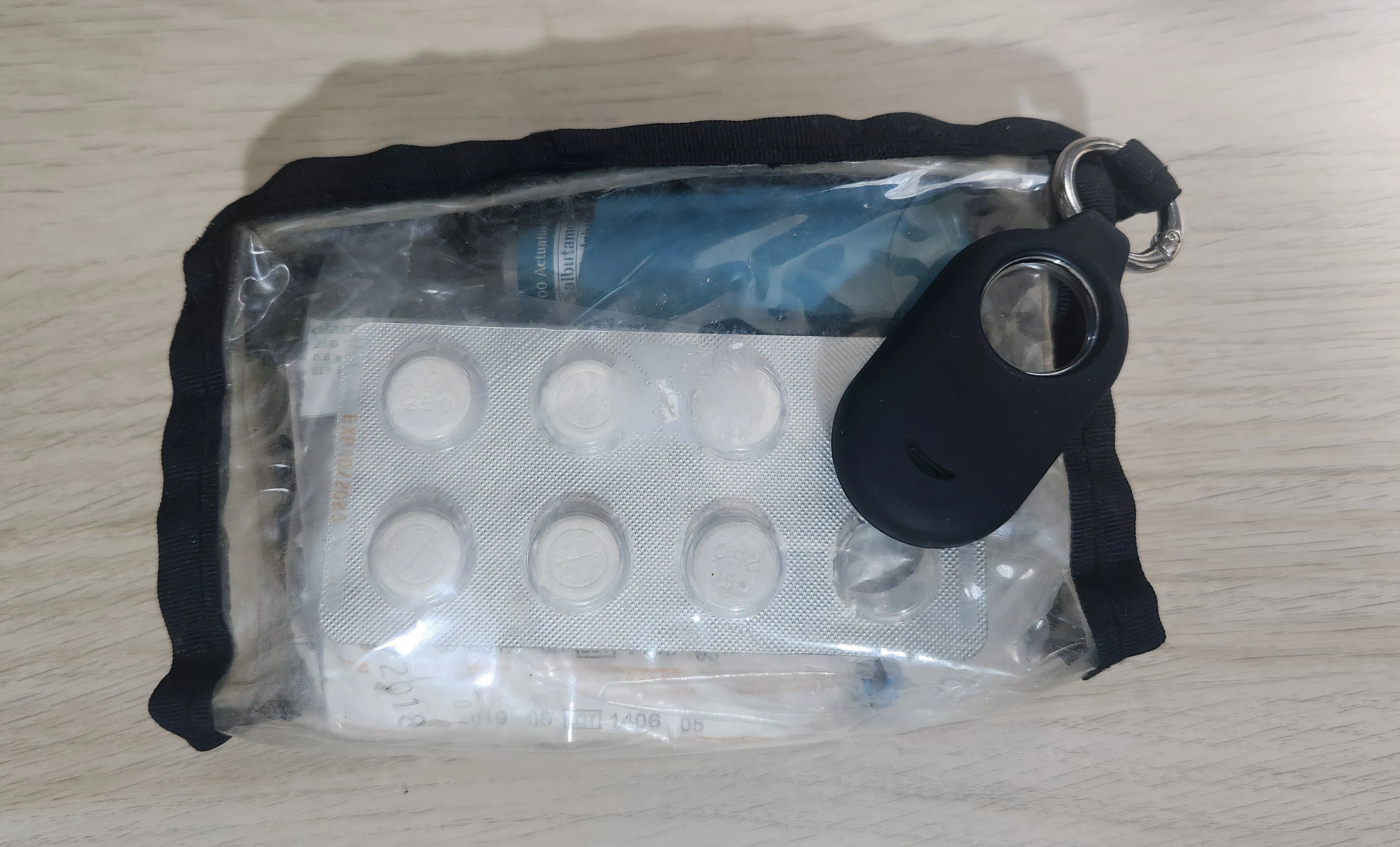 Thiết bị theo dõi SmartTag được gắn vào một túi y tế, minh họa cách dùng để định vị thuốc men.