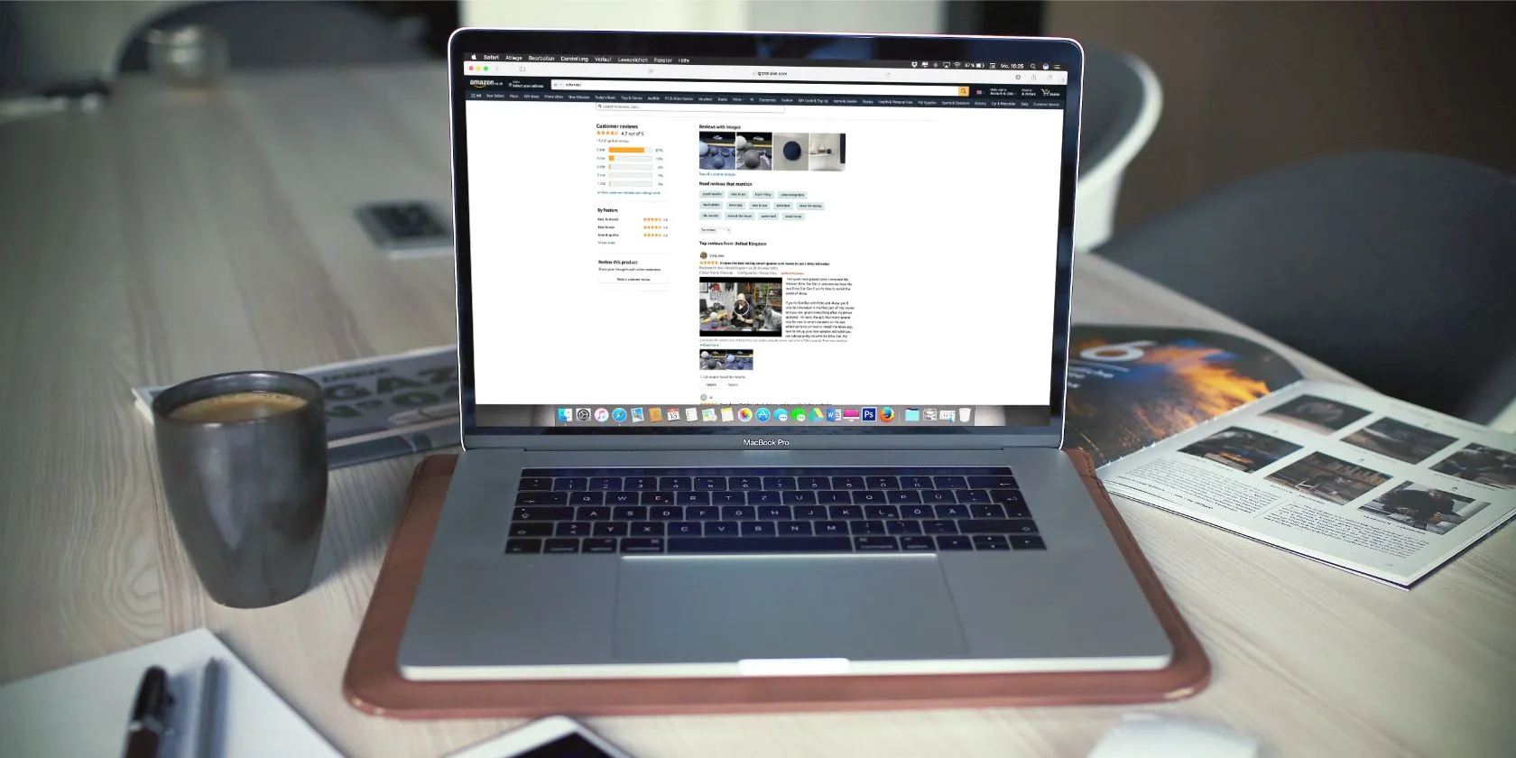 Trang đánh giá sản phẩm Amazon với tính năng tóm tắt review bằng AI trên laptop