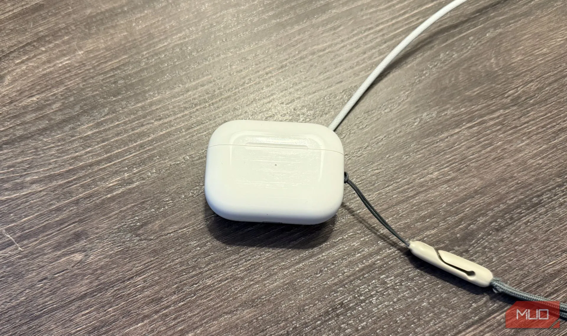 AirPods Pro 2 đang sạc không dây bằng đế sạc Apple Watch, thể hiện sự linh hoạt trong các phương thức sạc.