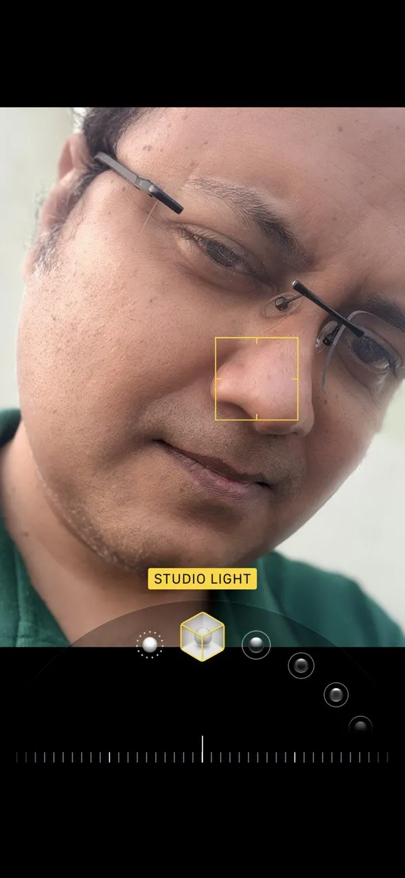 Ảnh chụp chân dung sử dụng chế độ Ánh sáng Studio (Studio Light) của iPhone, làm sáng và mịn da chủ thể, giảm bóng tối.