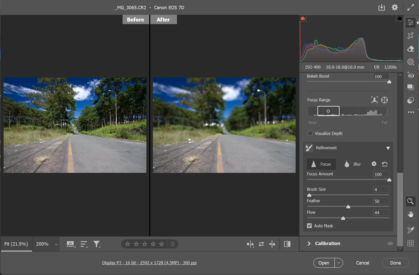 Ảnh phong cảnh đường phố được tăng cường chiều sâu bằng công cụ Lens Blur của Photoshop, với hiệu ứng làm mờ nền nhẹ nhàng.