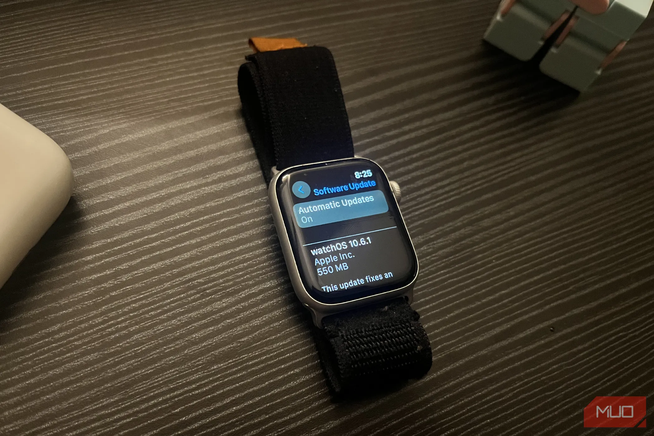 Apple Watch Series 4 đang kiểm tra cập nhật watchOS