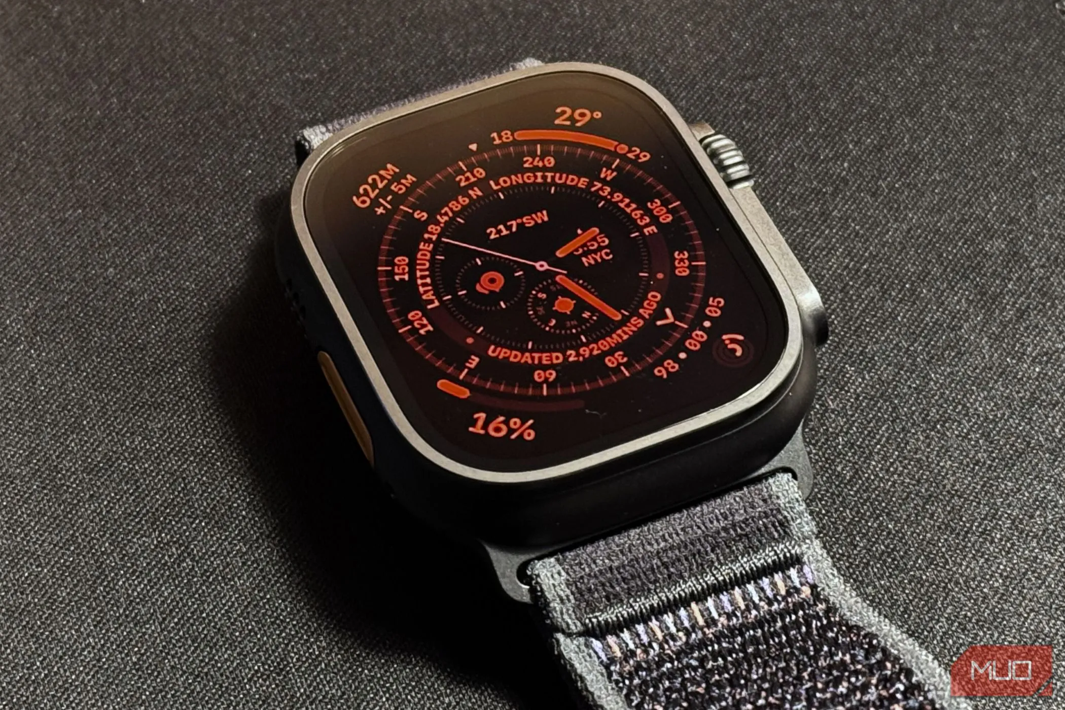 Apple Watch Ultra 2 hiển thị chế độ ban đêm với giao diện Wayfinder hoặc Modular Ultra màu đỏ.