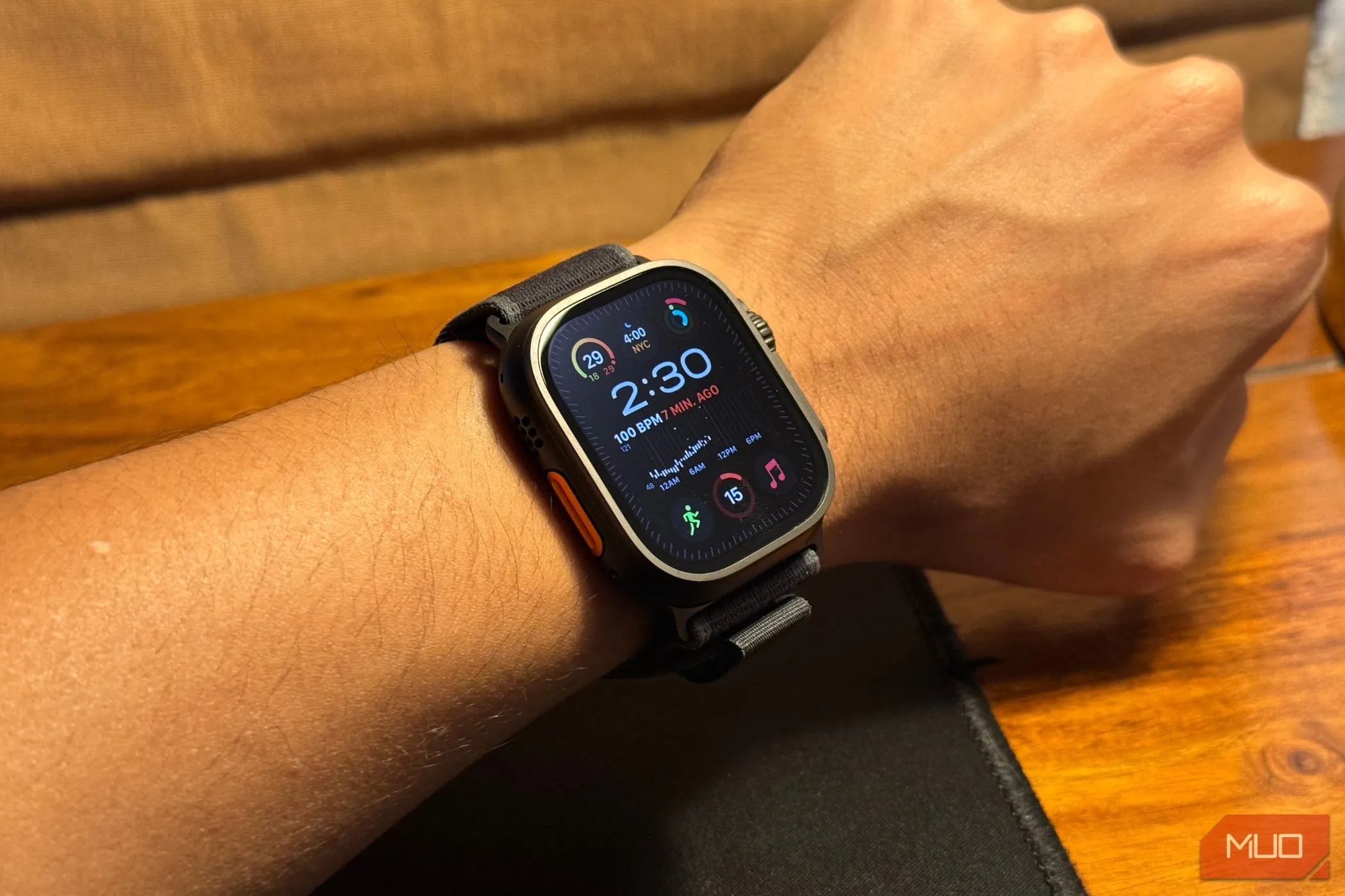 Apple Watch Ultra 2 phiên bản Titan đen trên cổ tay, mang đến trải nghiệm haptic ấn tượng.
