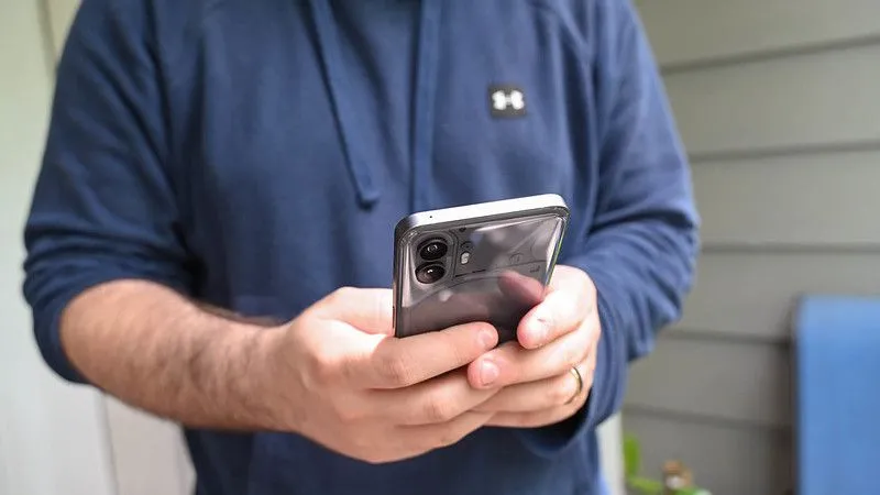 Ba chiếc điện thoại Samsung Galaxy Z Fold5 hiển thị các ứng dụng tìm Wi-Fi, minh họa sự tiện lợi của việc truy cập internet mọi lúc mọi nơi