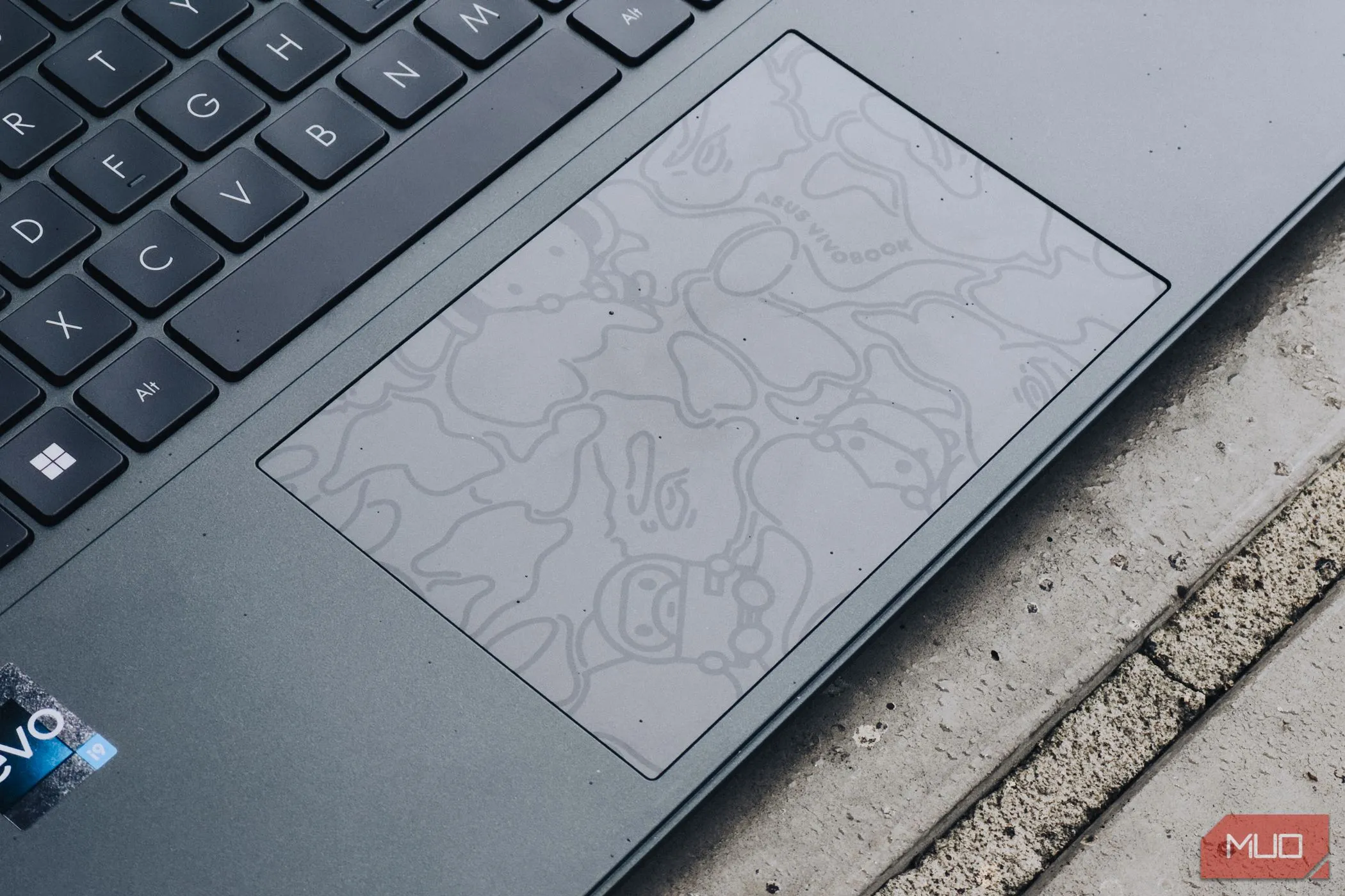 Bàn di chuột (trackpad) trên laptop ASUS Vivobook S 15 OLED, minh họa cho công nghệ trackpad haptic